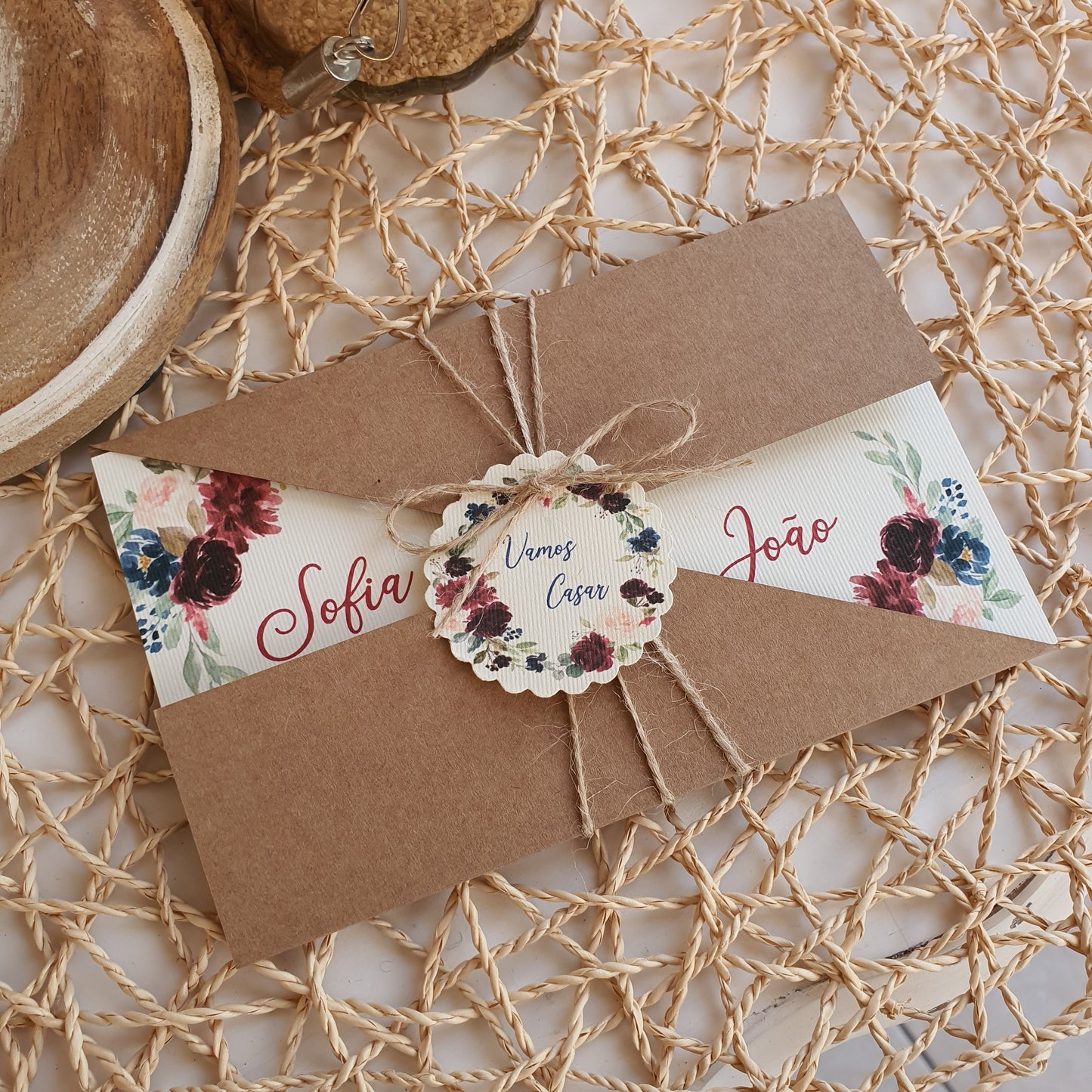 Invitation rustique avec marsala floral et blush