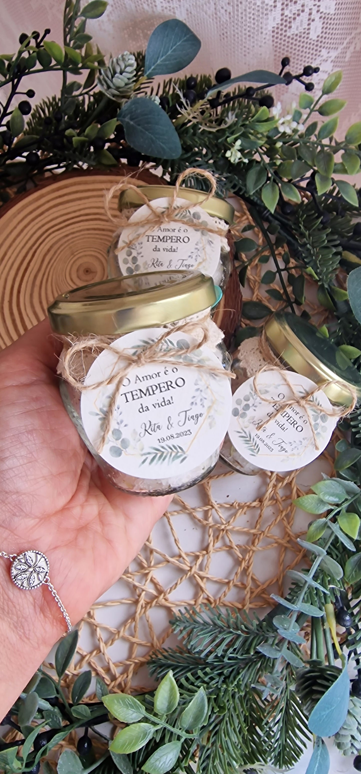 Petit pot de cristaux de sel pur et d'origan