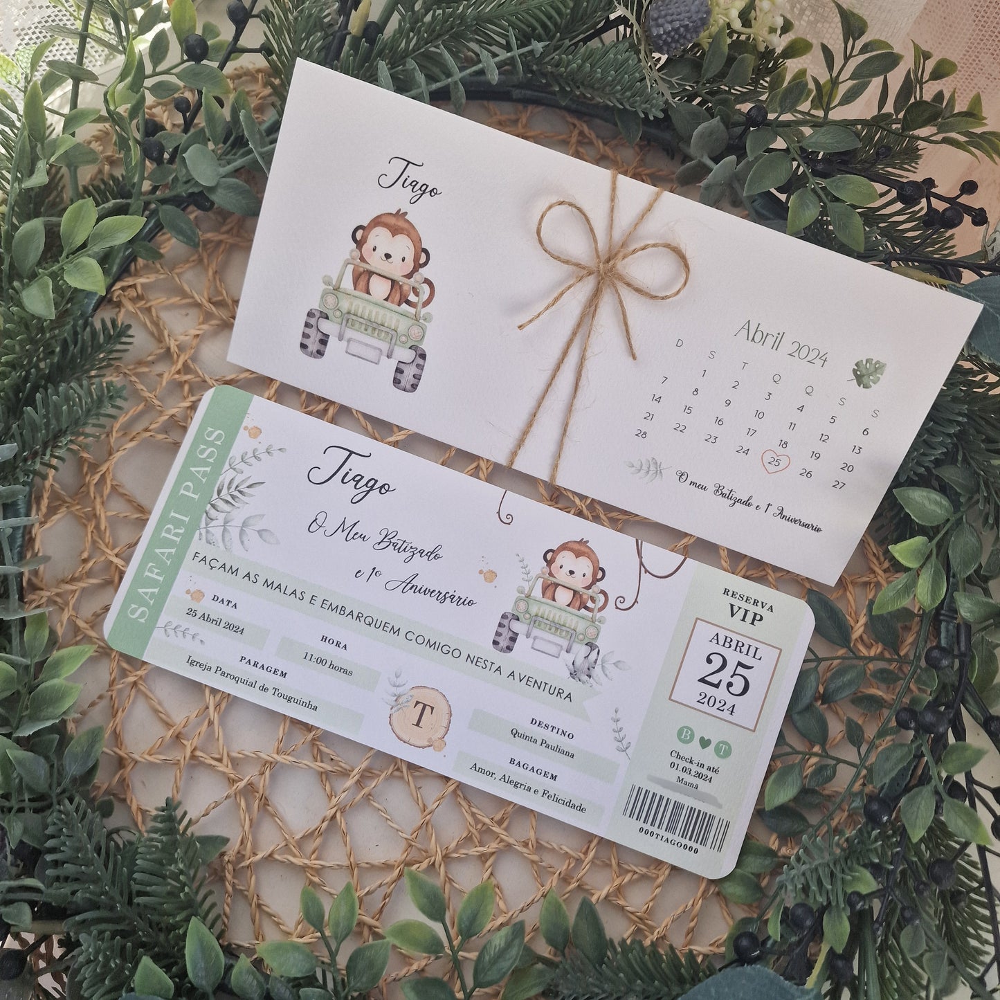 Convite de batizado bilhete de embarque para a selva do macaquinho Tiago