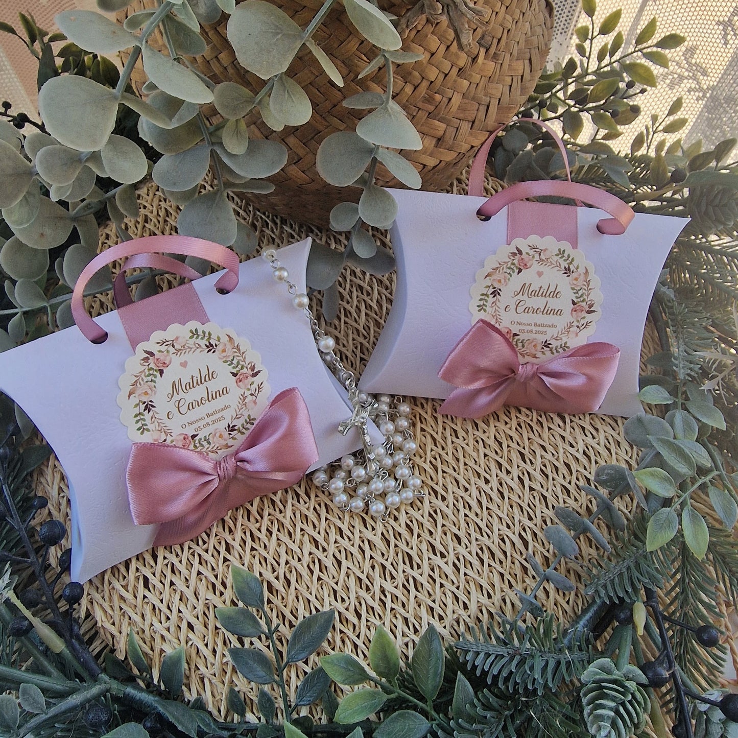 Box with handles and rosary Camila