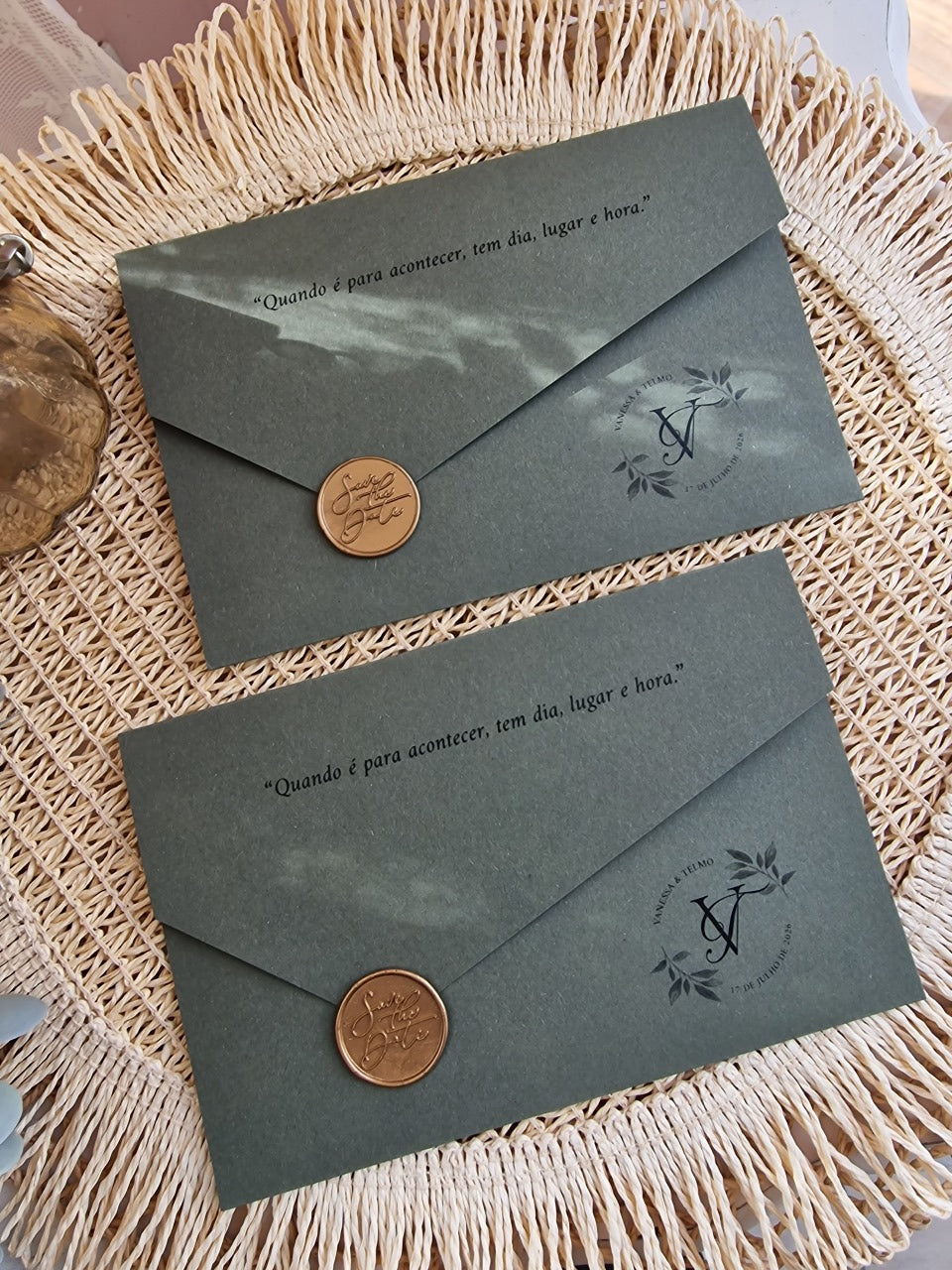 Convite de casamento Vanessa & Telmo, envelope personalizado verde, lacre dourado, monograma e folhagem verde natureza
