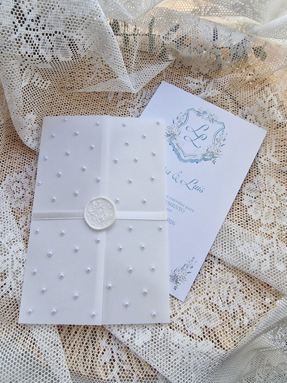 Convite de casamento monograma elegante com floral azul Laura & Luís