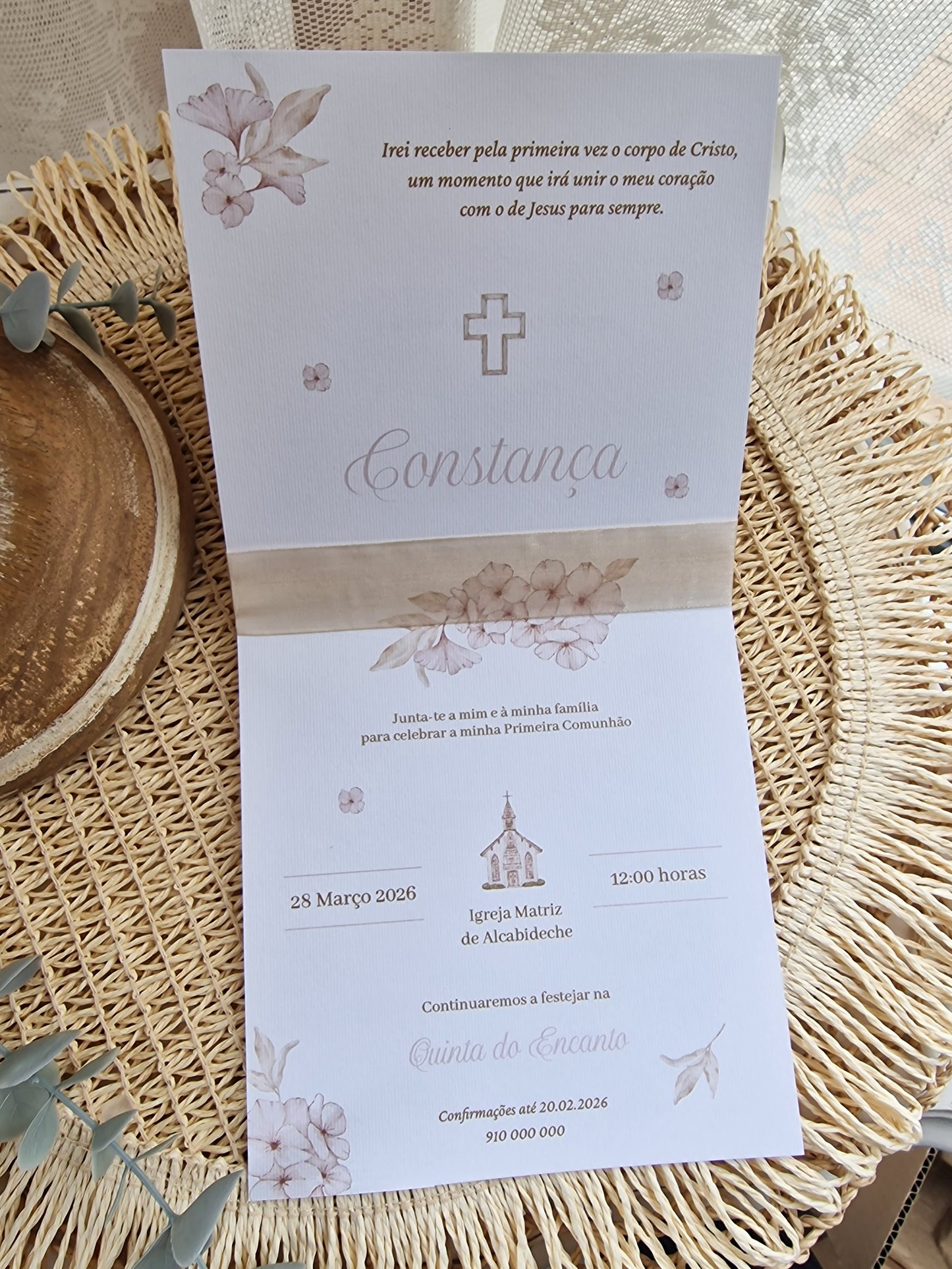 Convite de 1ª comunhão personalizado da Constança, tons nude