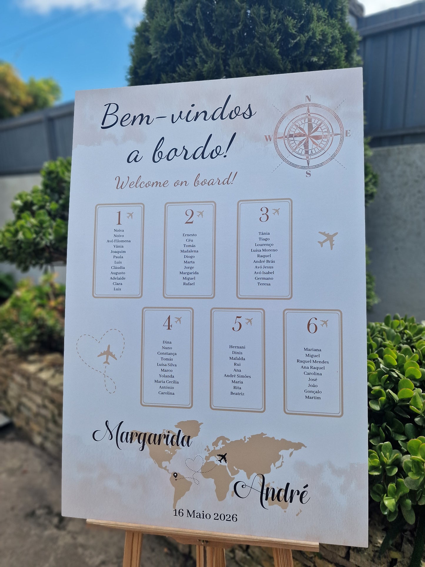 Placa organizadora para convidados viagens bege