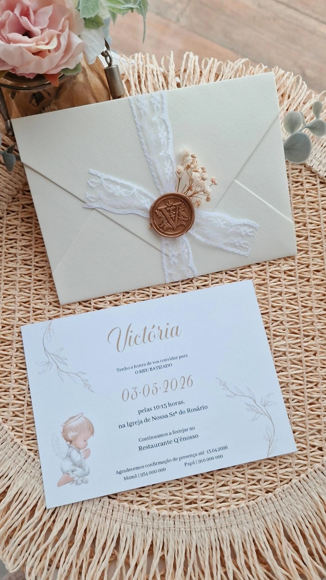 Convite de batizado Vitória, envelope tons nude com anjinho