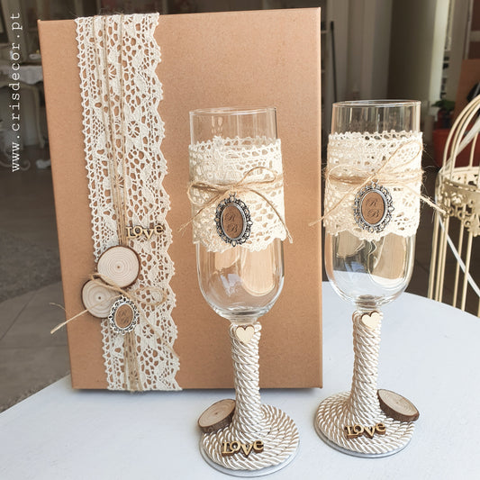 Flûtes d'honneur dans une boîte décorée