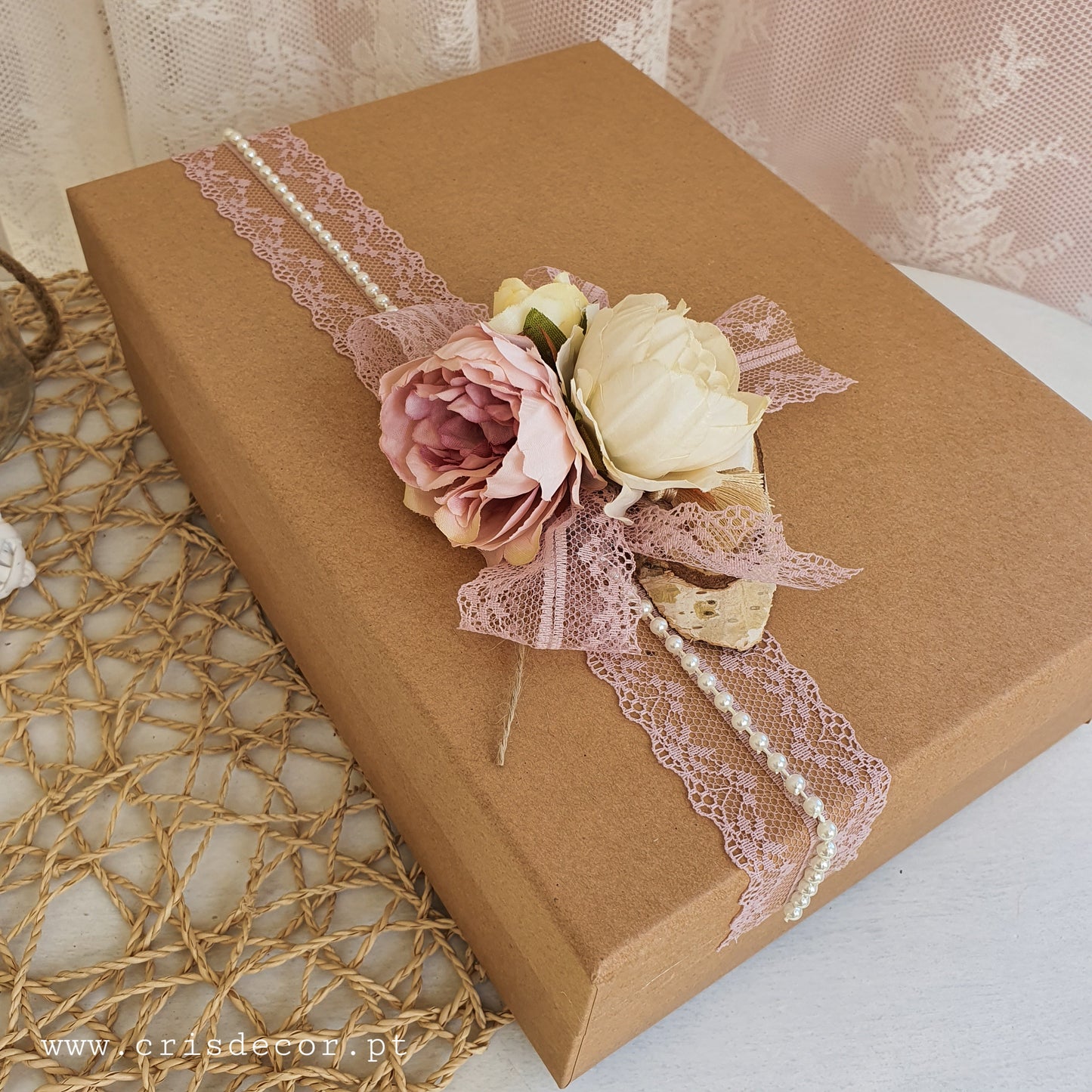Decorated box for flutes or souvenirs