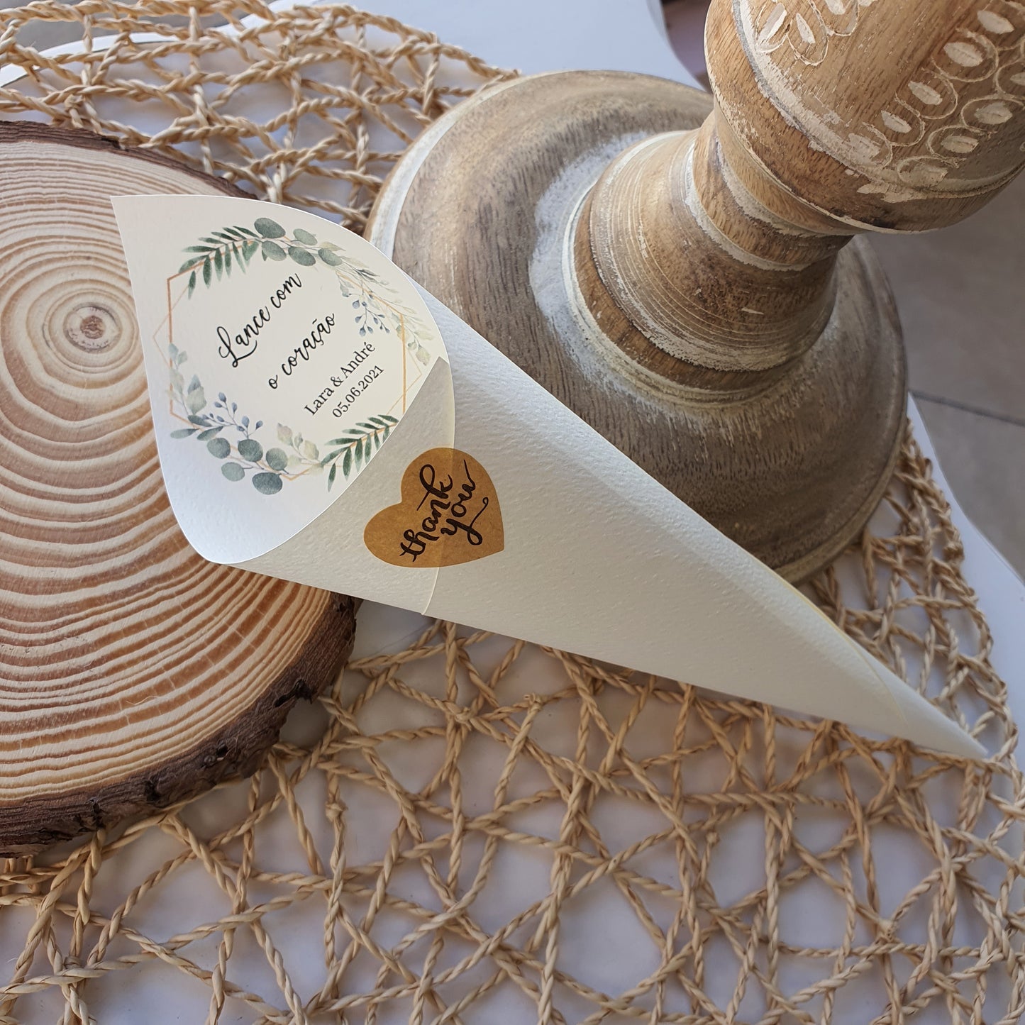 Cones para pétalas e arroz