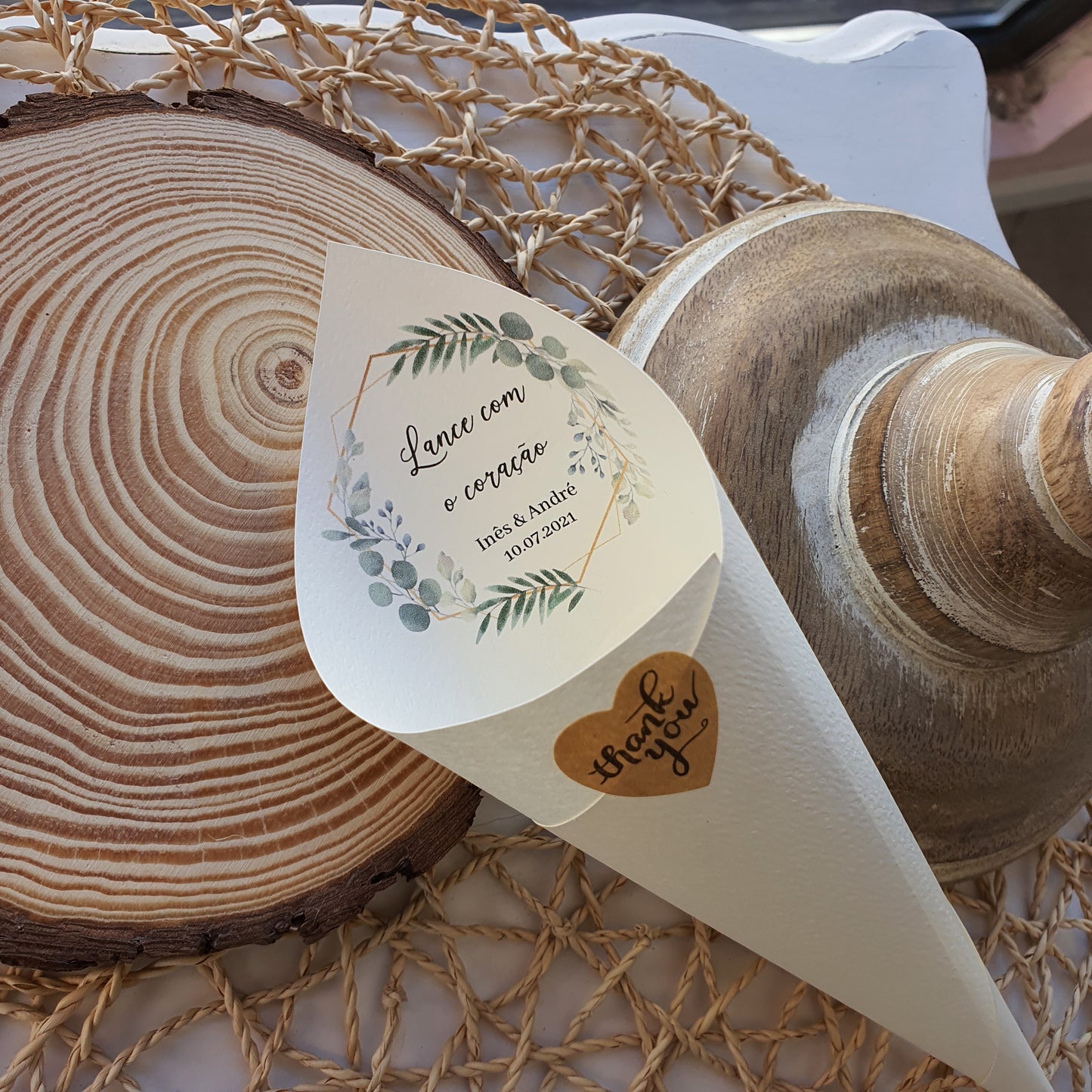 Cones para pétalas e arroz