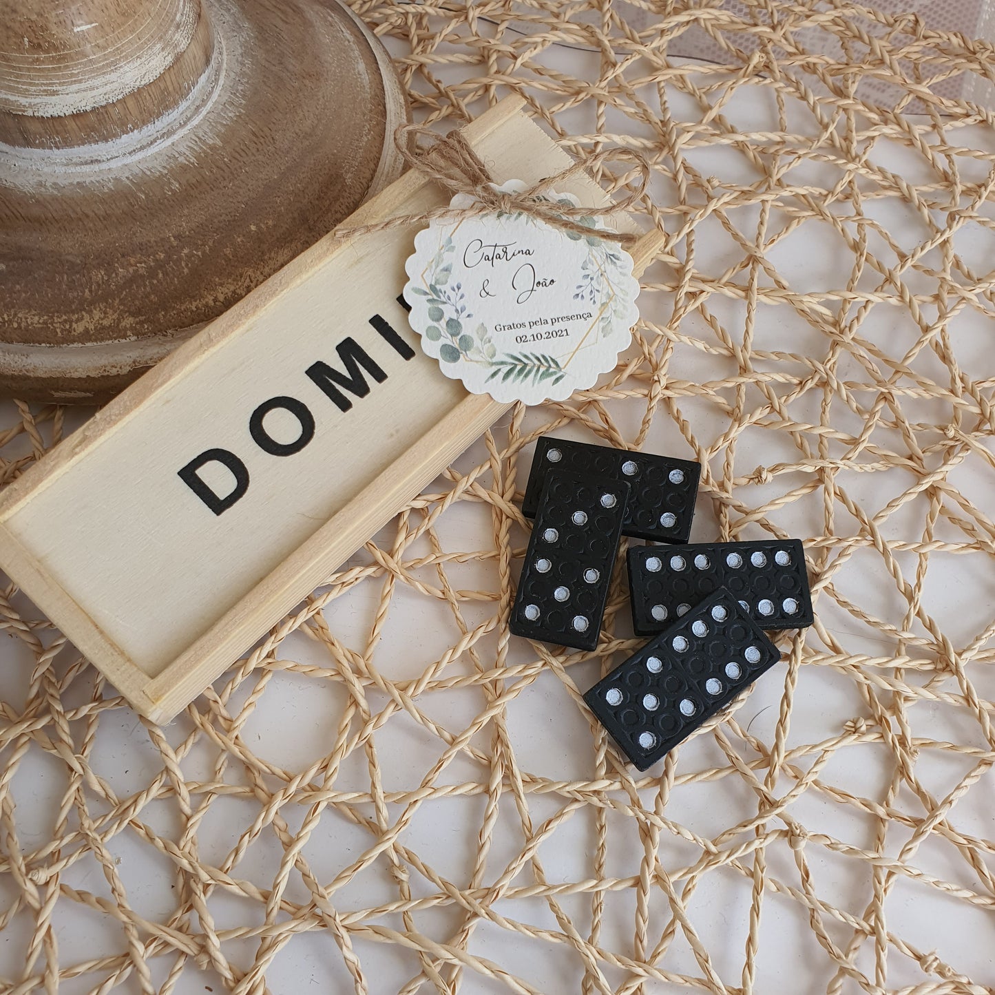 Dominos dans une boîte en bois ♡
