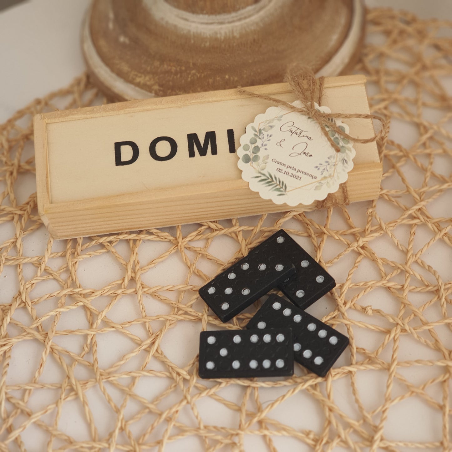 Dominos dans une boîte en bois ♡