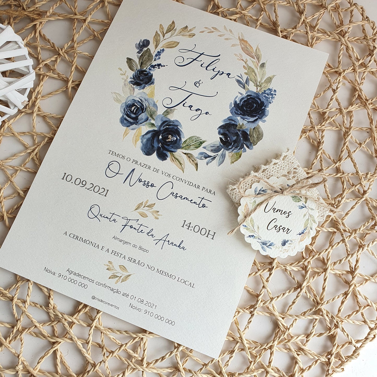 Invitation en rouleau bleu marine avec dentelle
