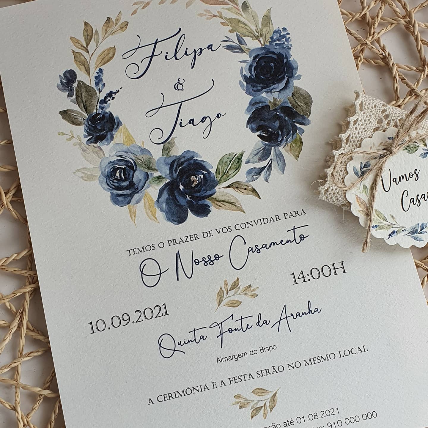 Invitation en rouleau bleu marine avec dentelle