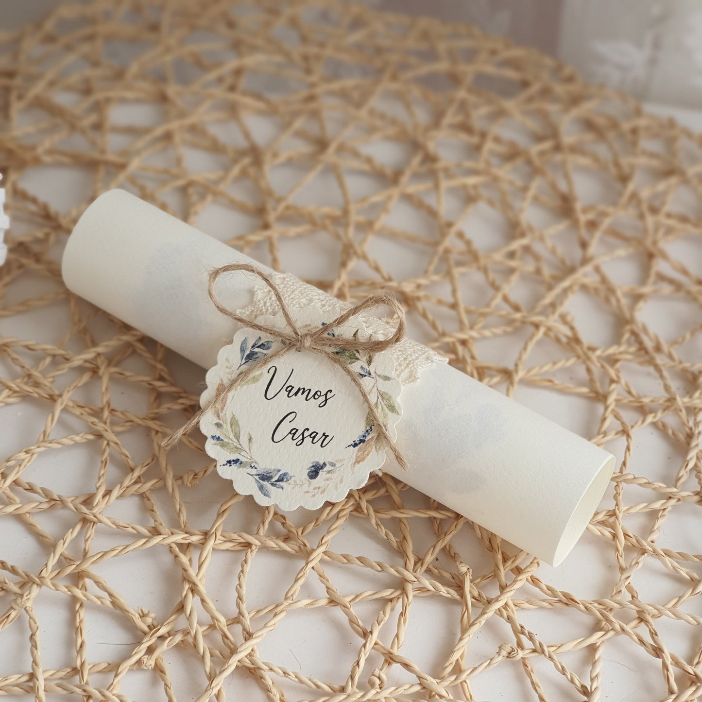Invitation en rouleau bleu marine avec dentelle