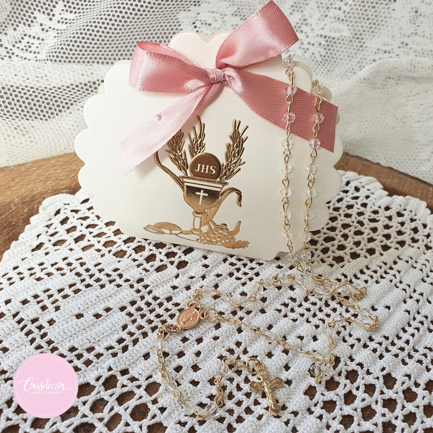 Chapelet doré avec pierre transparente dans une boîte spéciale communion