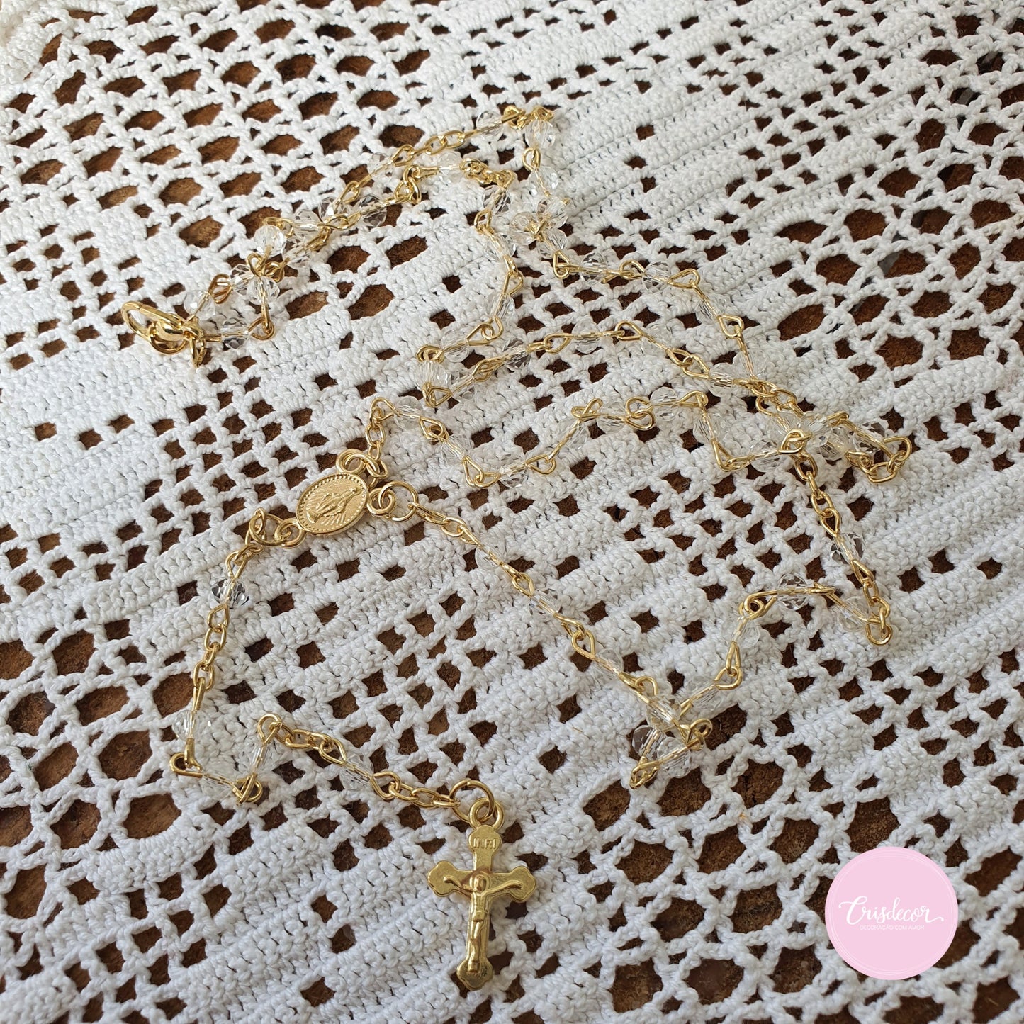 Chapelet doré avec pierre transparente dans une boîte spéciale communion