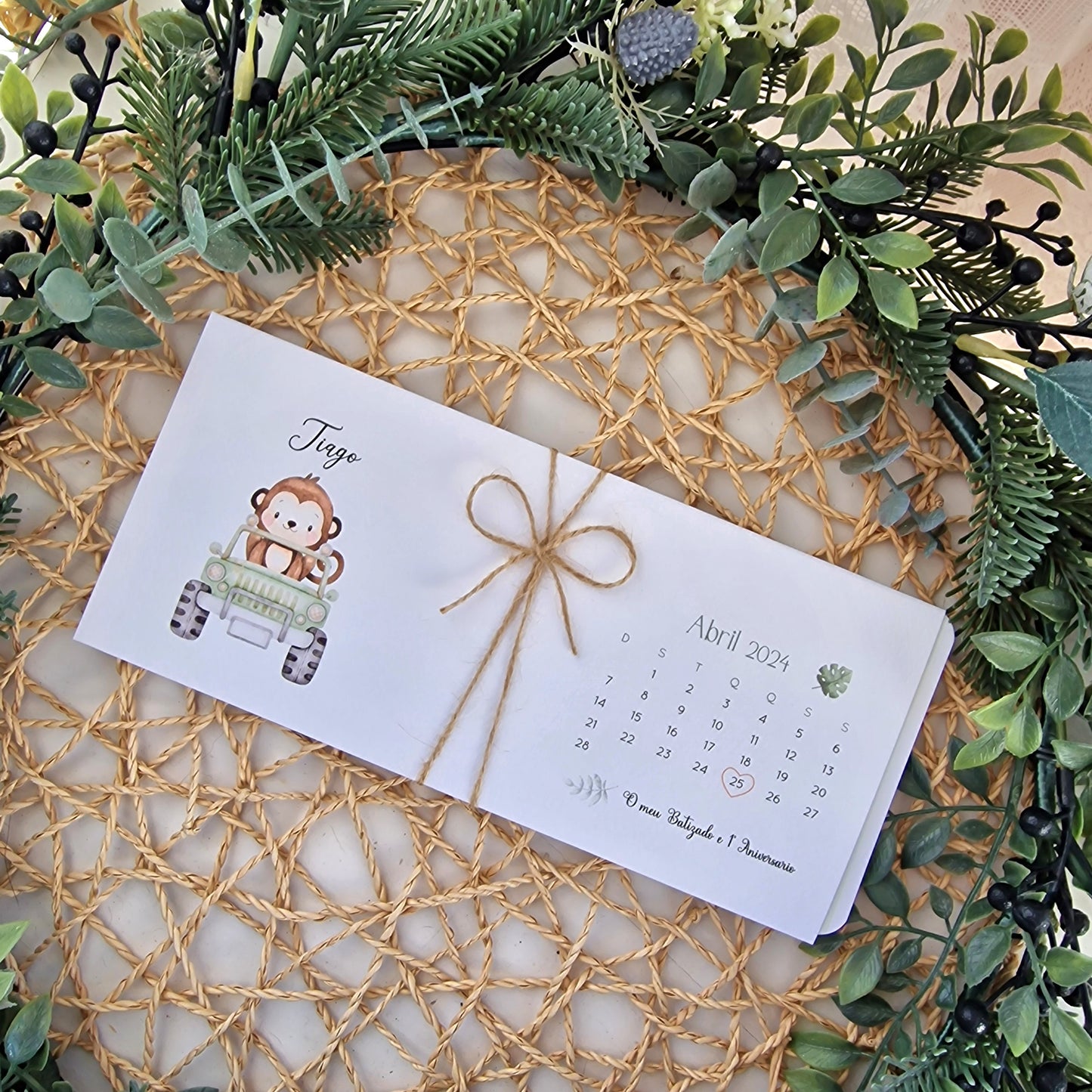 Convite de batizado bilhete de embarque para a selva do macaquinho Tiago