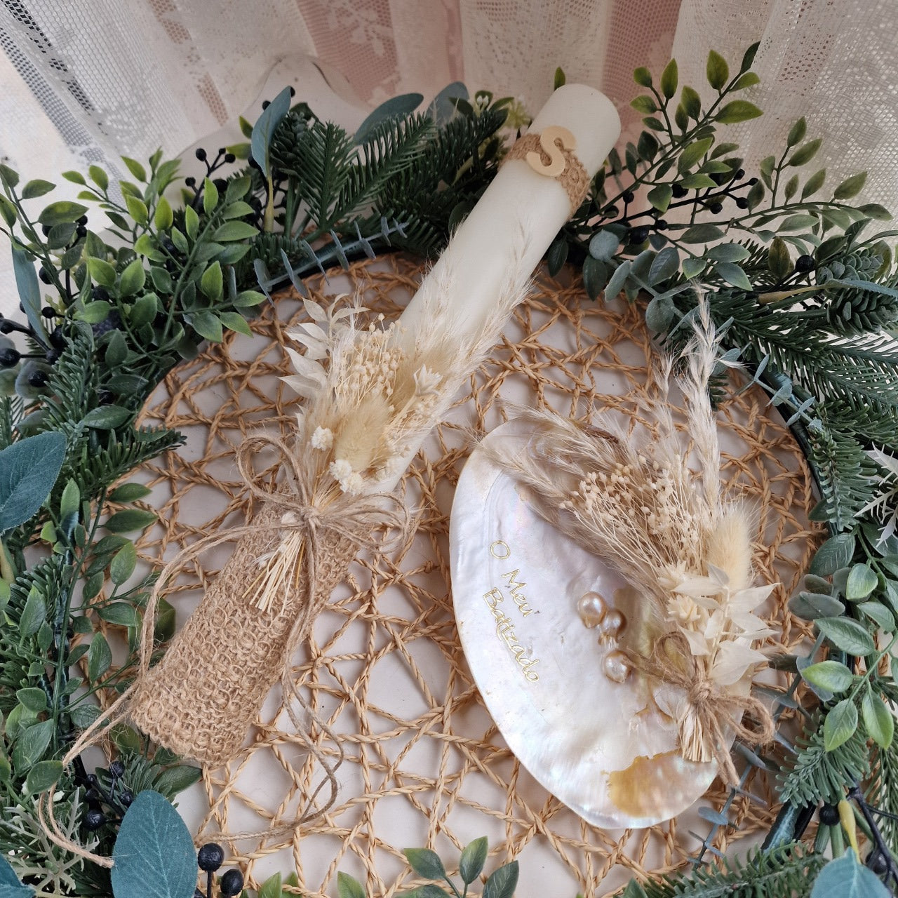 Conjunto de batizado com vela rústica e concha natural madrepérola