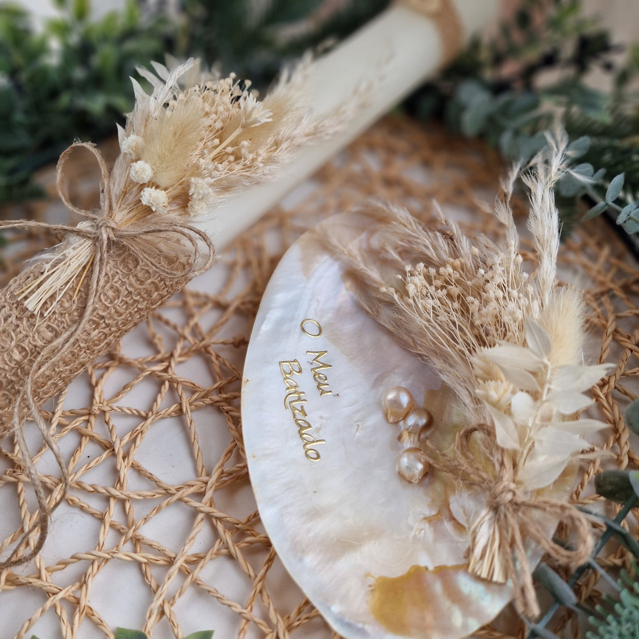 Conjunto de batizado com vela rústica e concha natural madrepérola