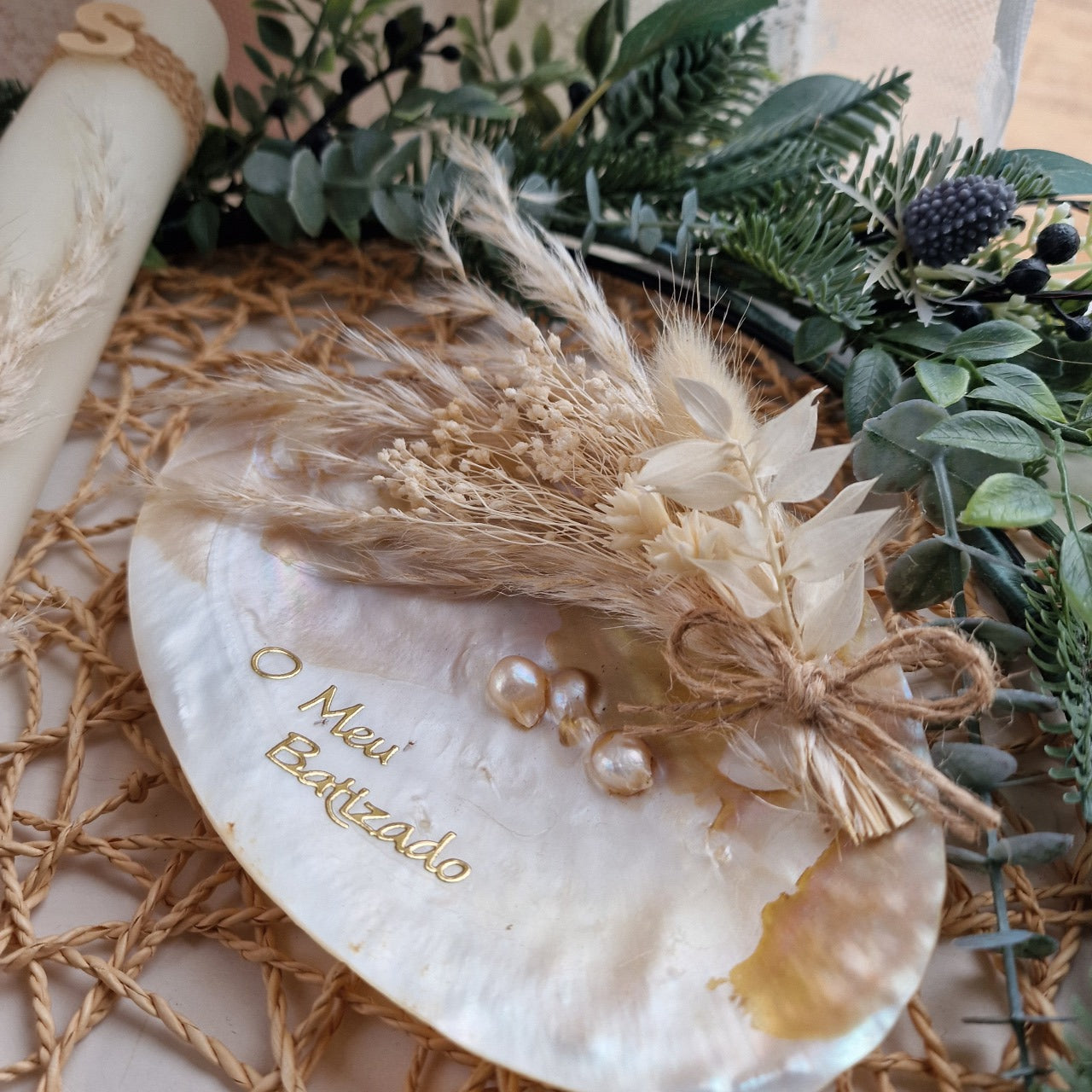 Conjunto de batizado com vela rústica e concha natural madrepérola