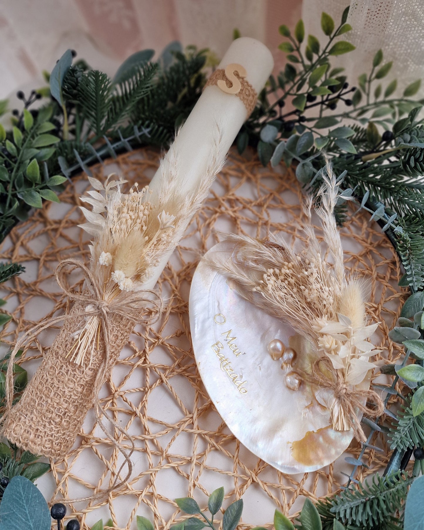 Conjunto de batizado com vela rústica e concha natural madrepérola