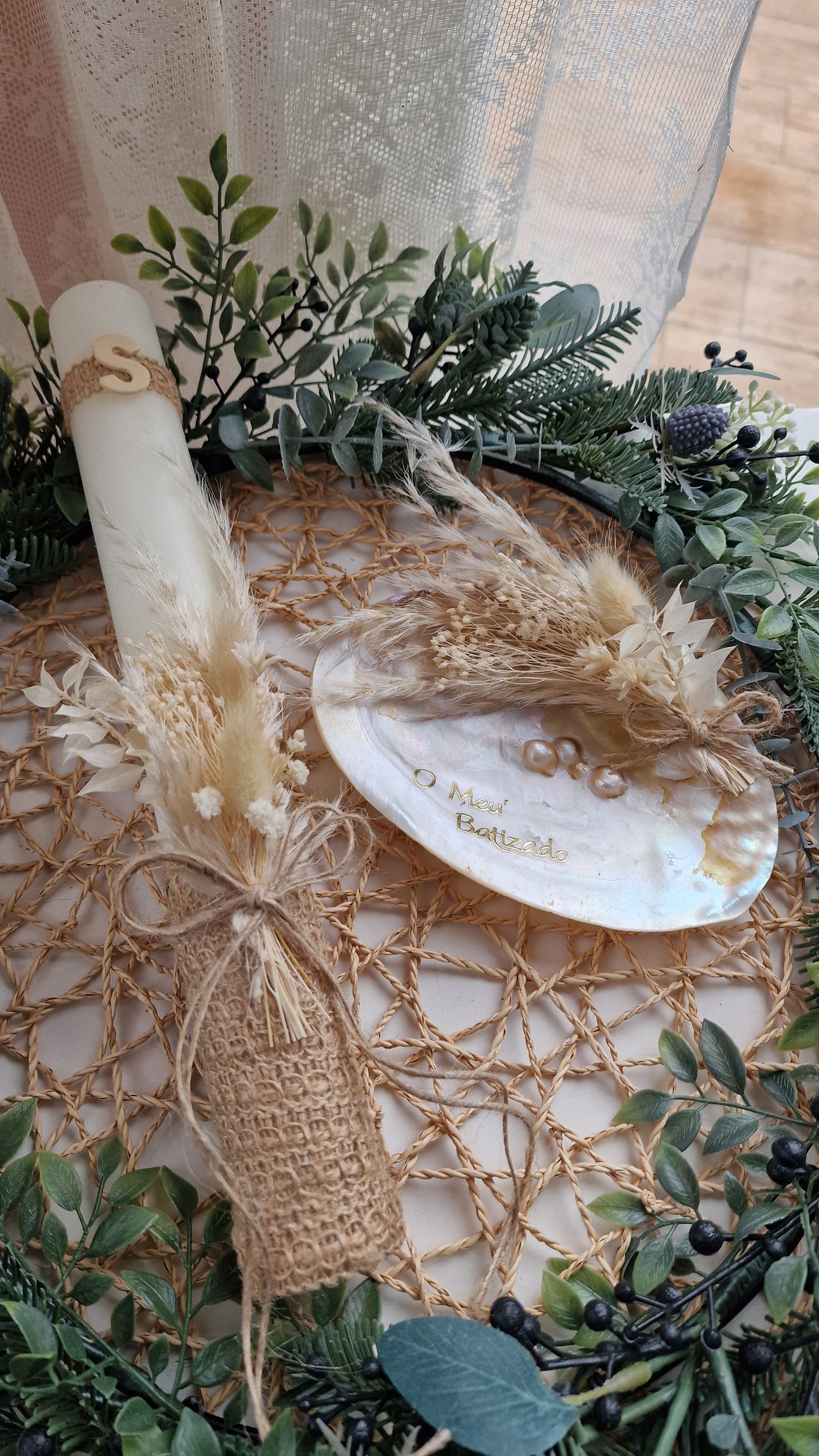Conjunto de batizado com vela rústica e concha natural madrepérola