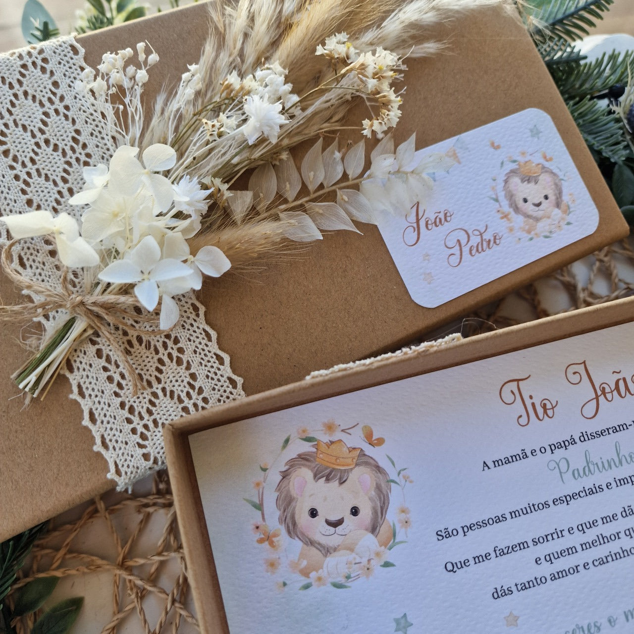 Convite de padrinhos artesanal leão do João Pedro tons verde