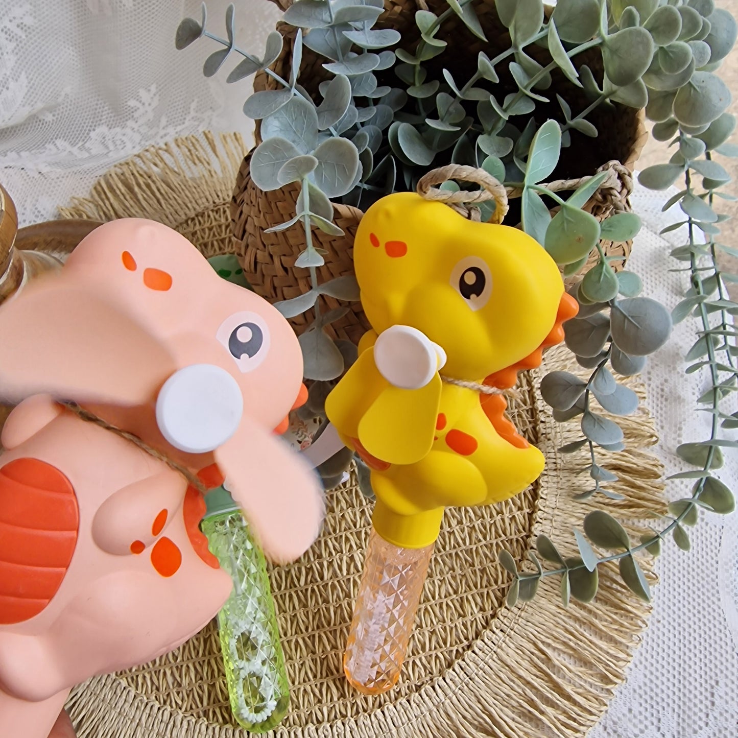 Dinossauro ventoinha e bolinhas de sabão