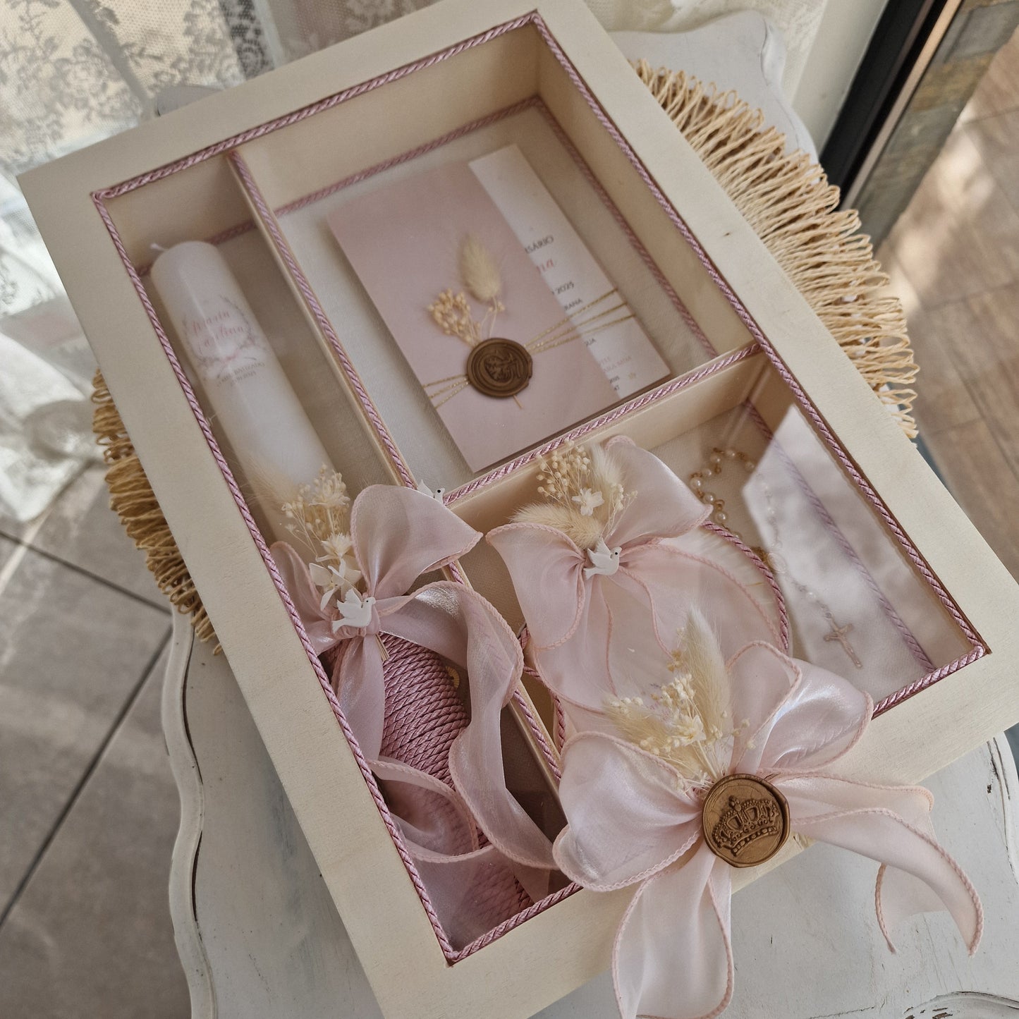 Conjunto de batismo artesanal caixa, vela e concha tons rosa com pombinha