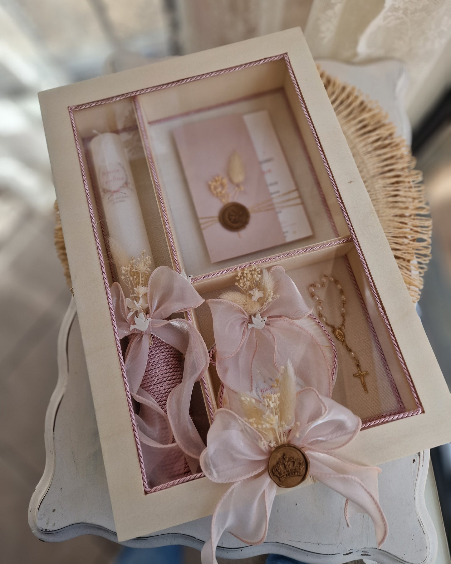 Conjunto de batismo artesanal caixa, vela e concha tons rosa com pombinha