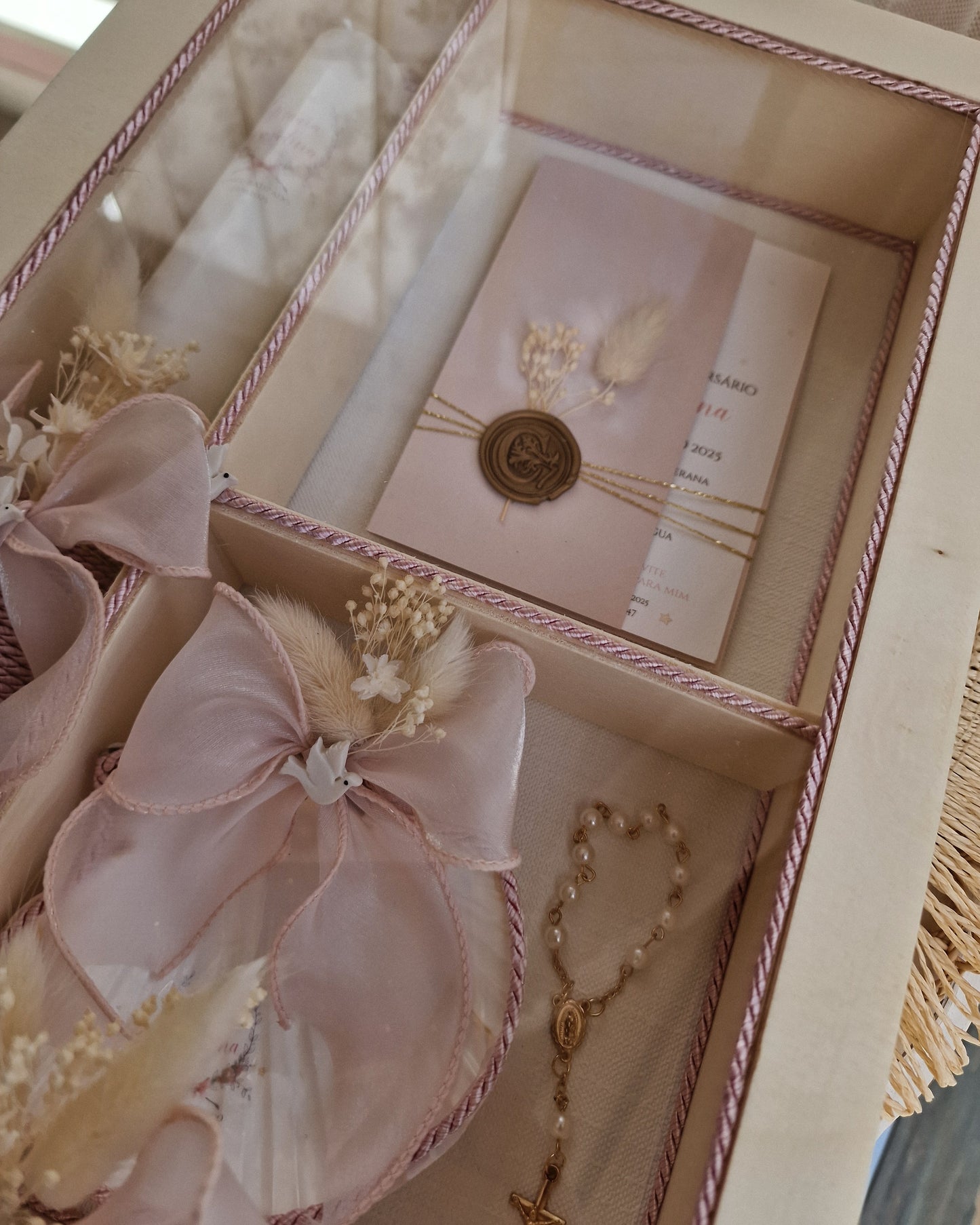 Conjunto de batismo artesanal caixa, vela e concha tons rosa com pombinha