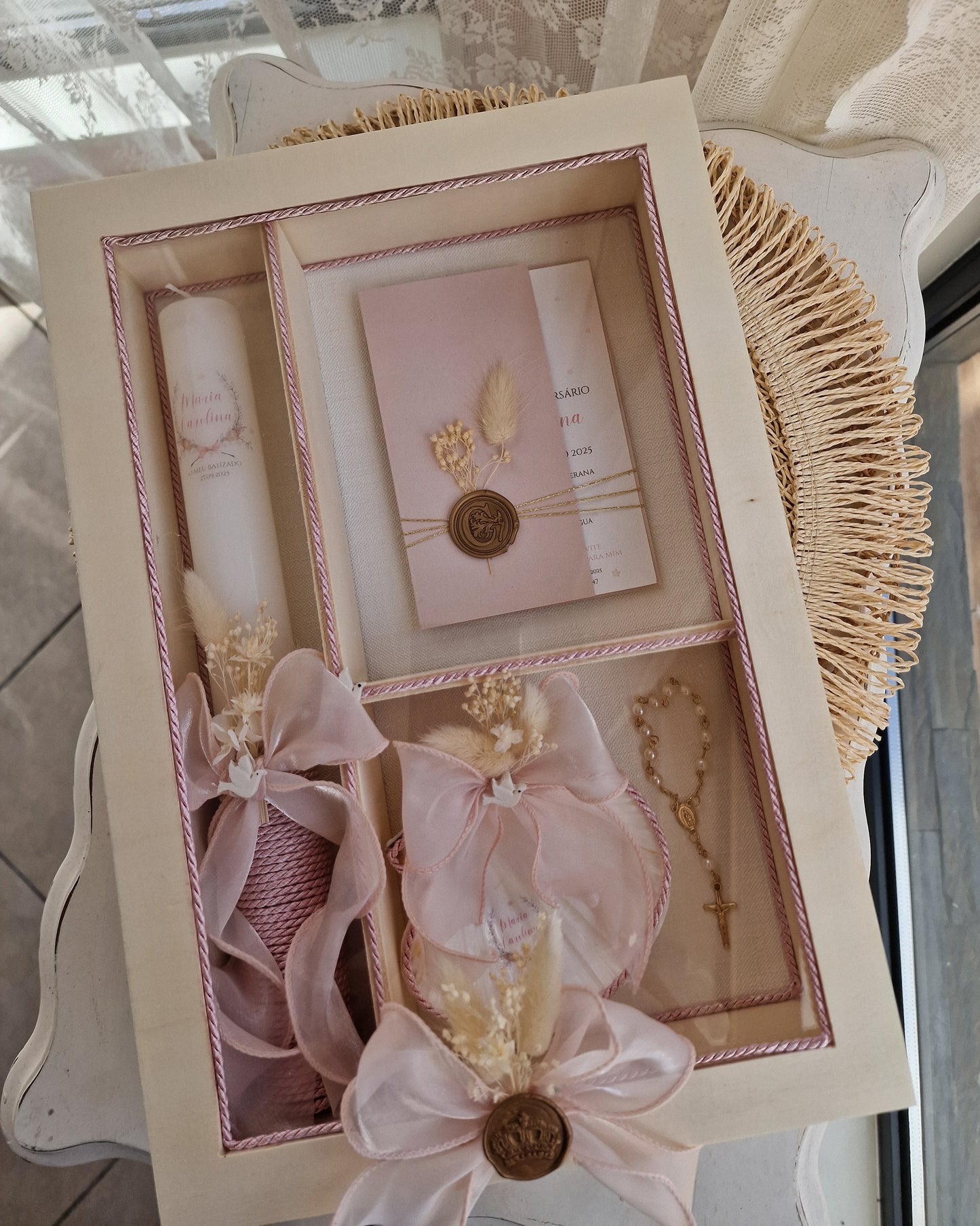 Conjunto de batismo artesanal caixa, vela e concha tons rosa com pombinha