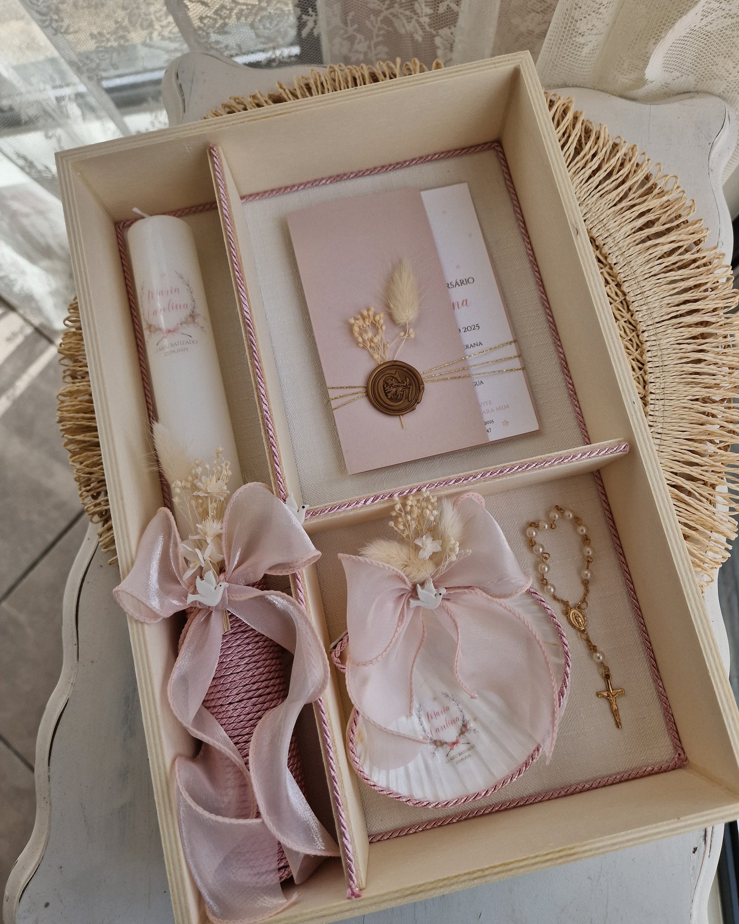 Conjunto de batismo artesanal caixa, vela e concha tons rosa com pombinha
