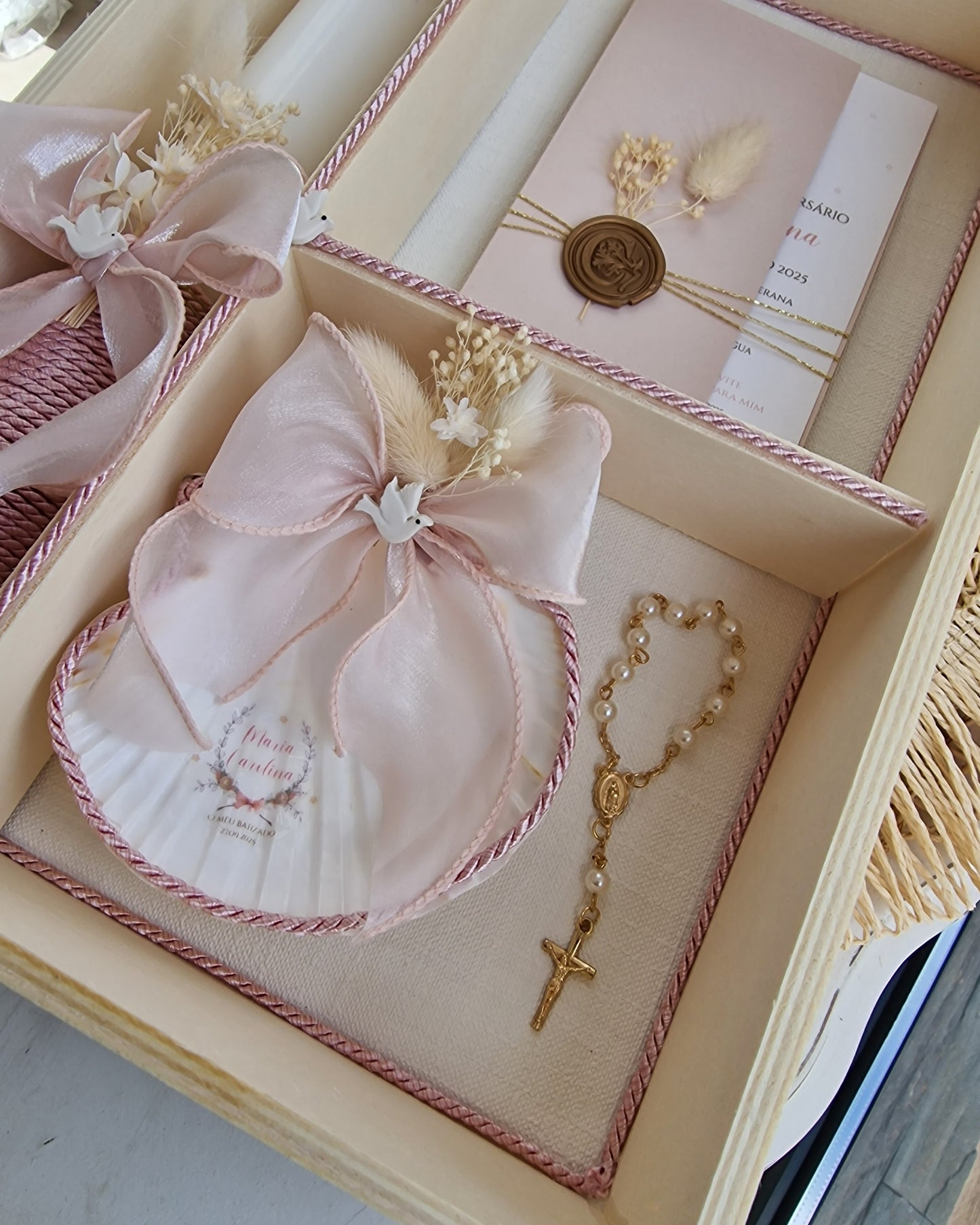 Conjunto de batismo artesanal caixa, vela e concha tons rosa com pombinha
