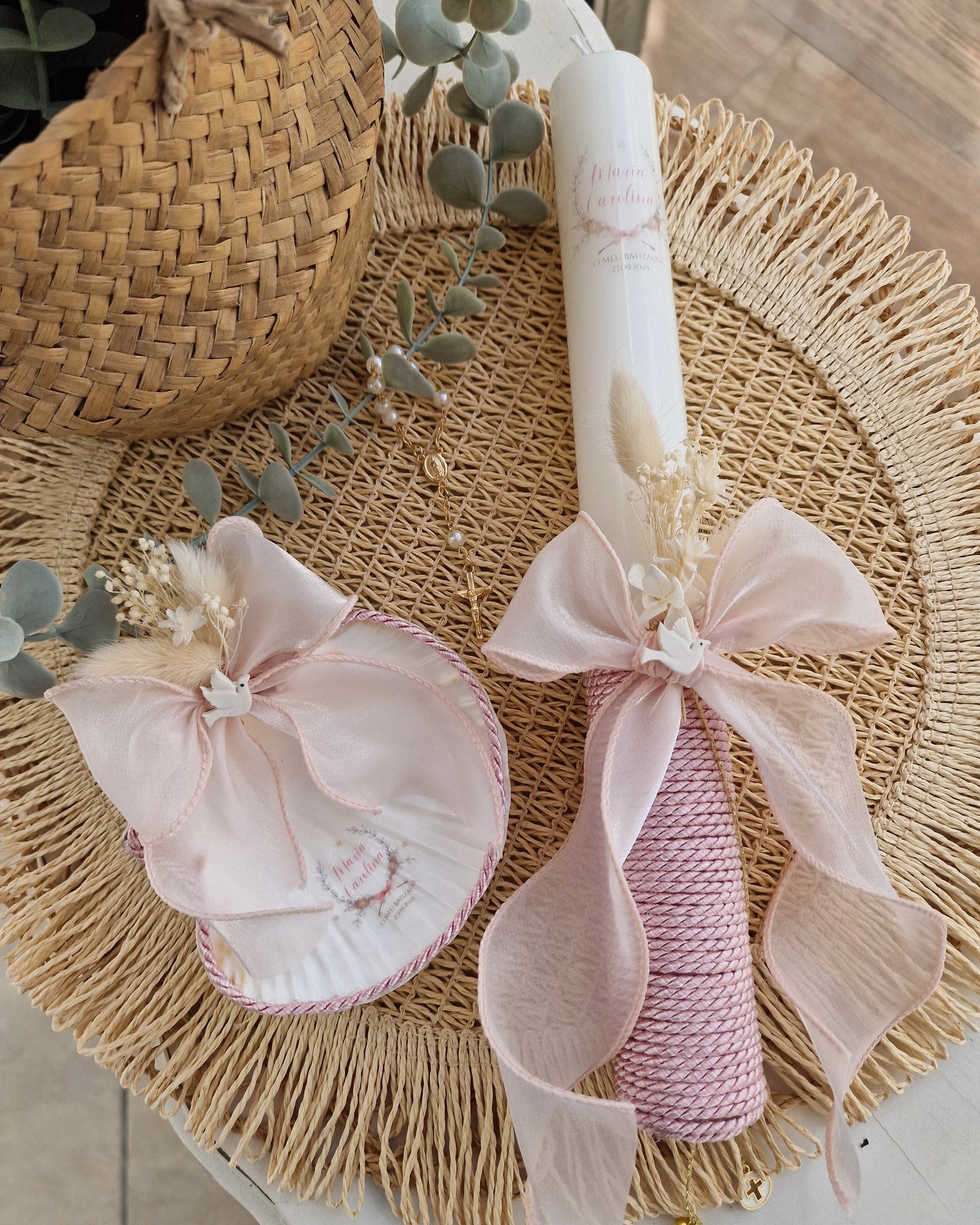 Conjunto de batismo artesanal caixa, vela e concha tons rosa com pombinha