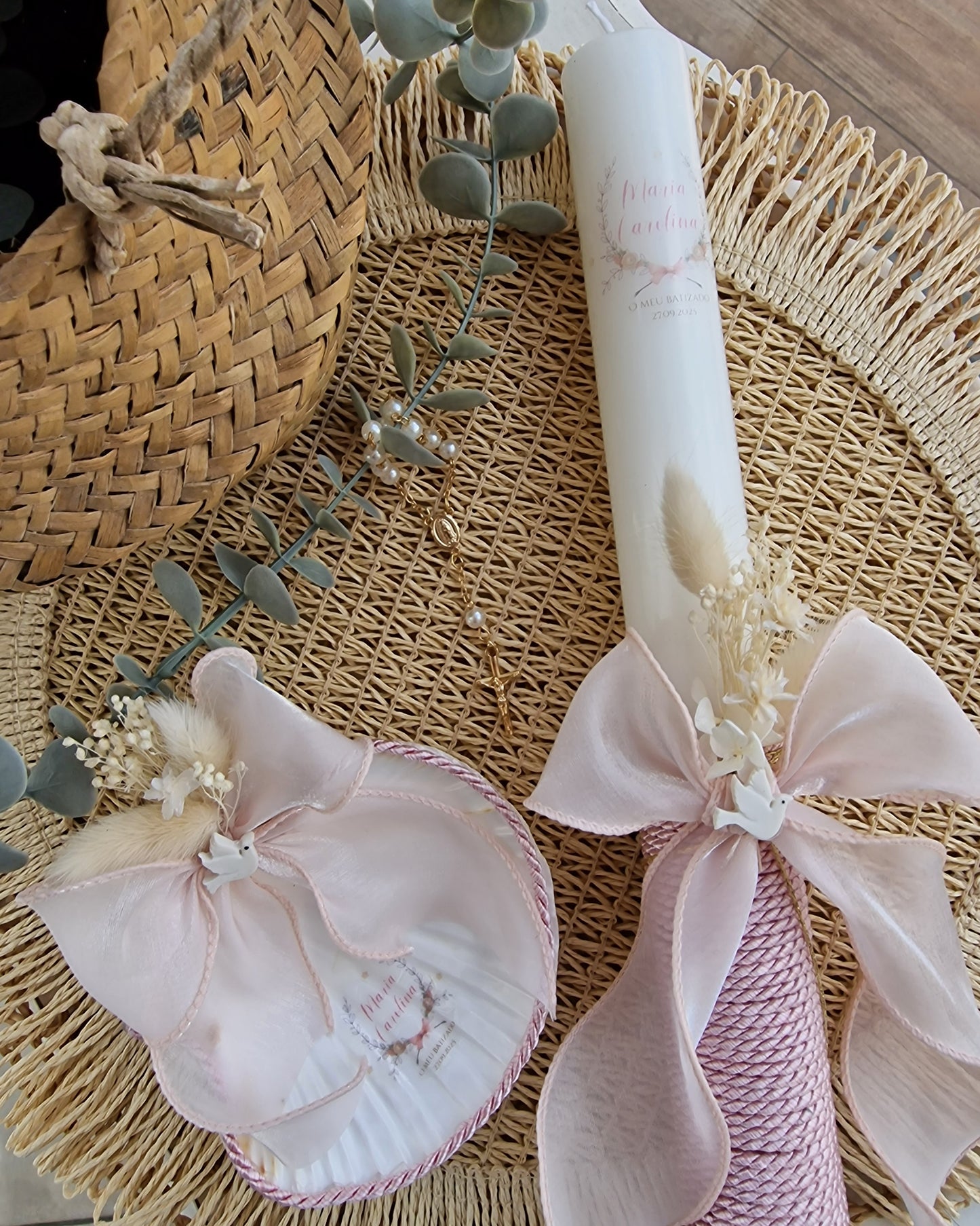 Conjunto de batismo artesanal caixa, vela e concha tons rosa com pombinha