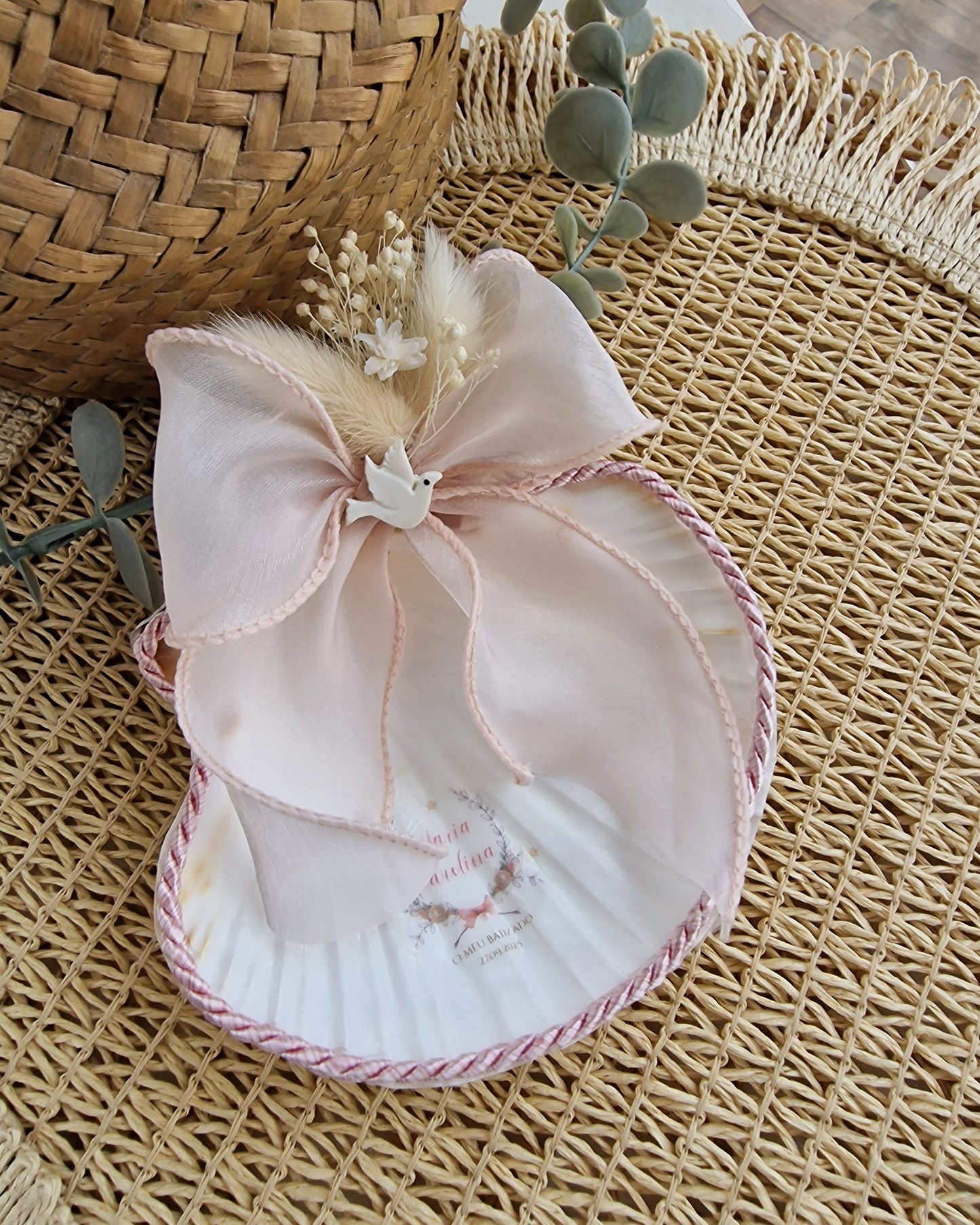 Conjunto de batismo artesanal caixa, vela e concha tons rosa com pombinha