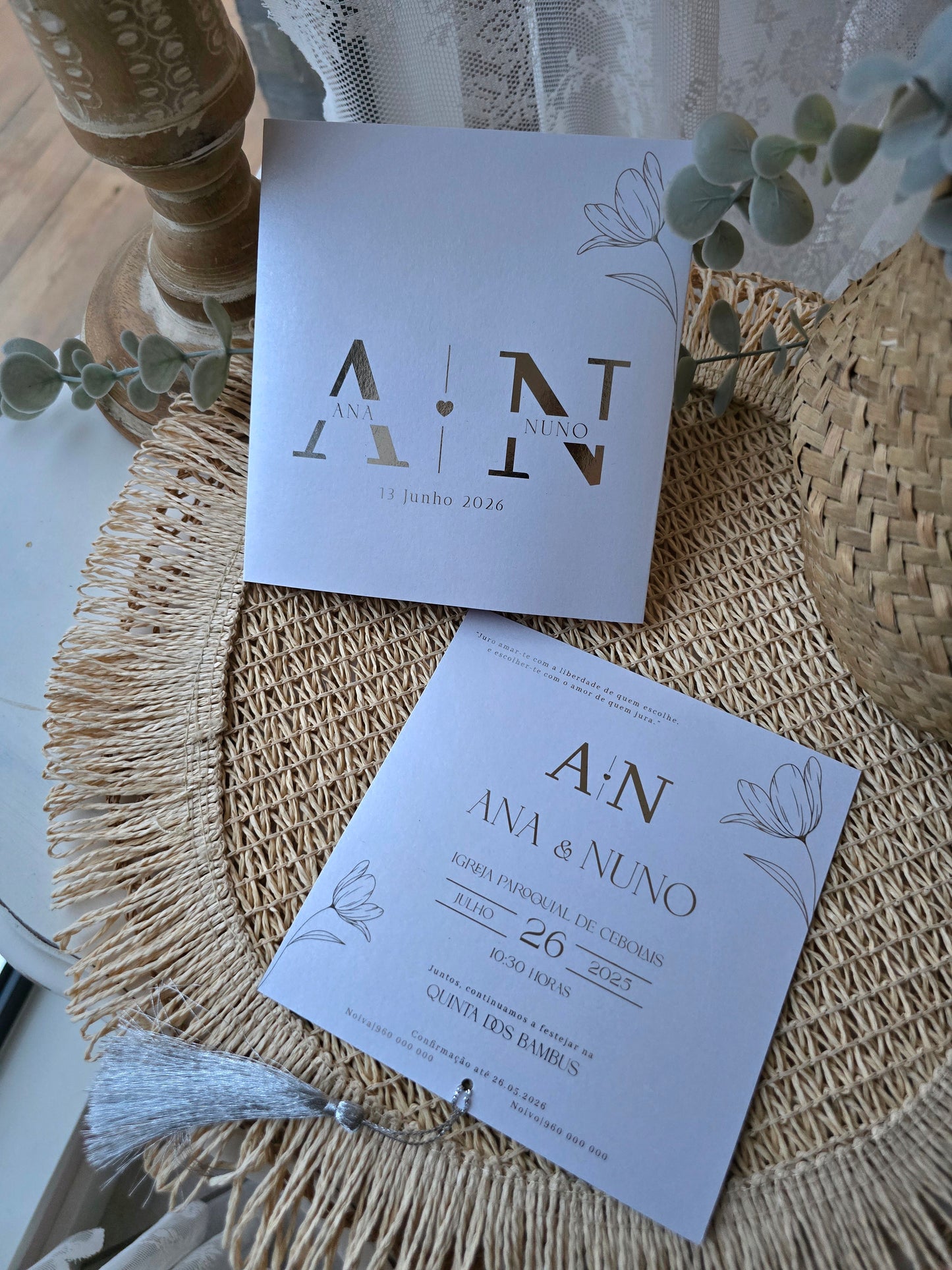 Convite de casamento minimalista com iniciais D&A em foil prateado