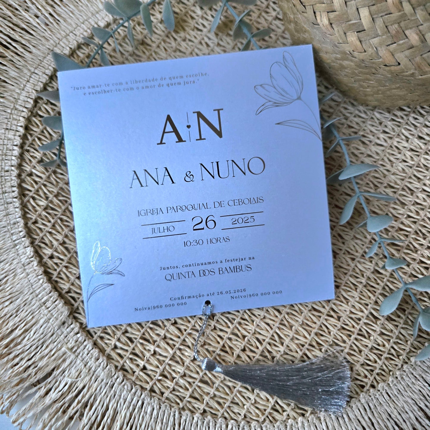 Convite de casamento minimalista com iniciais D&A em foil prateado