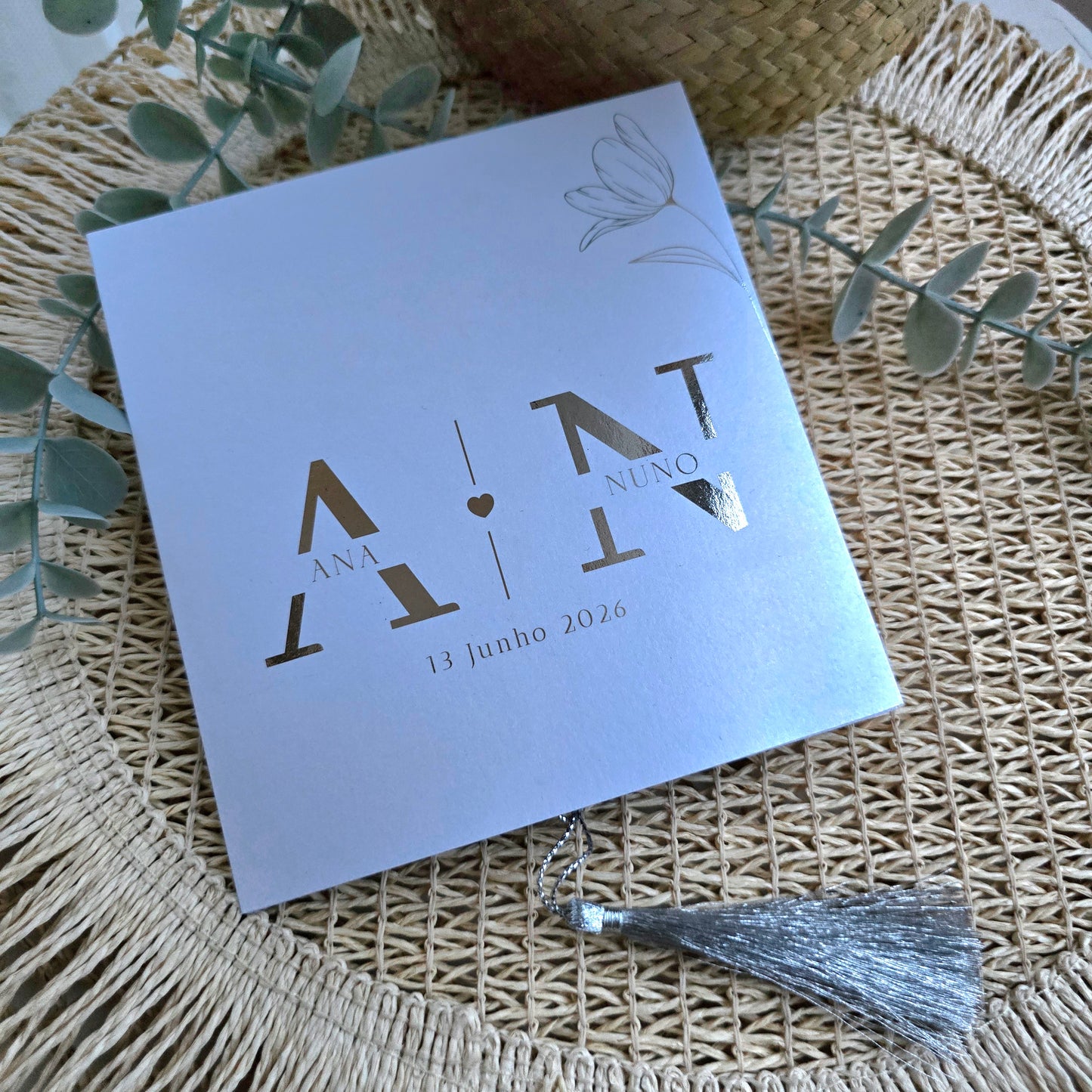 Convite de casamento minimalista com iniciais D&A em foil prateado