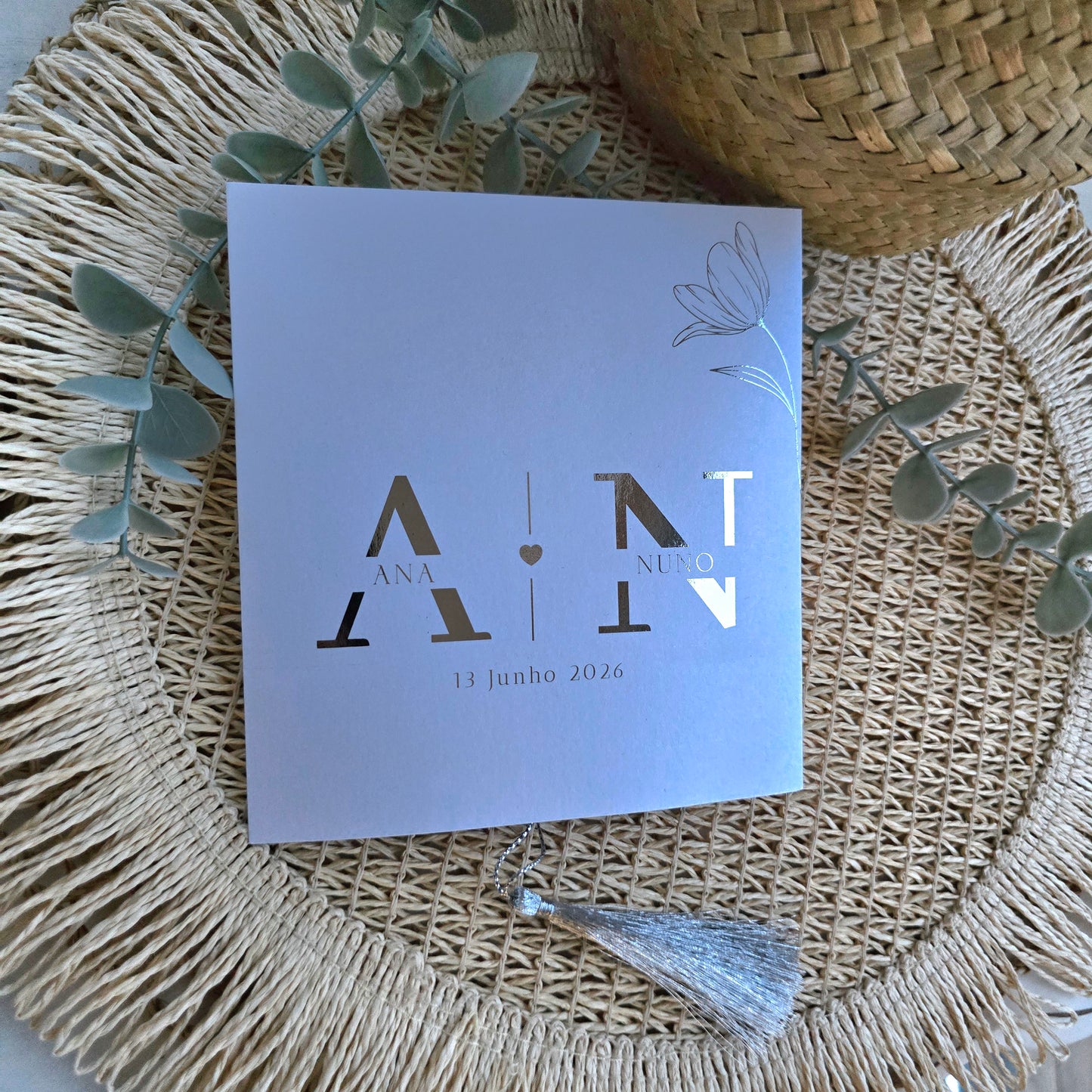 Convite de casamento minimalista com iniciais D&A em foil prateado