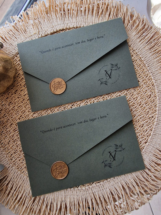 Convite de casamento Vanessa & Telmo, envelope personalizado verde, lacre dourado, monograma e folhagem verde natureza