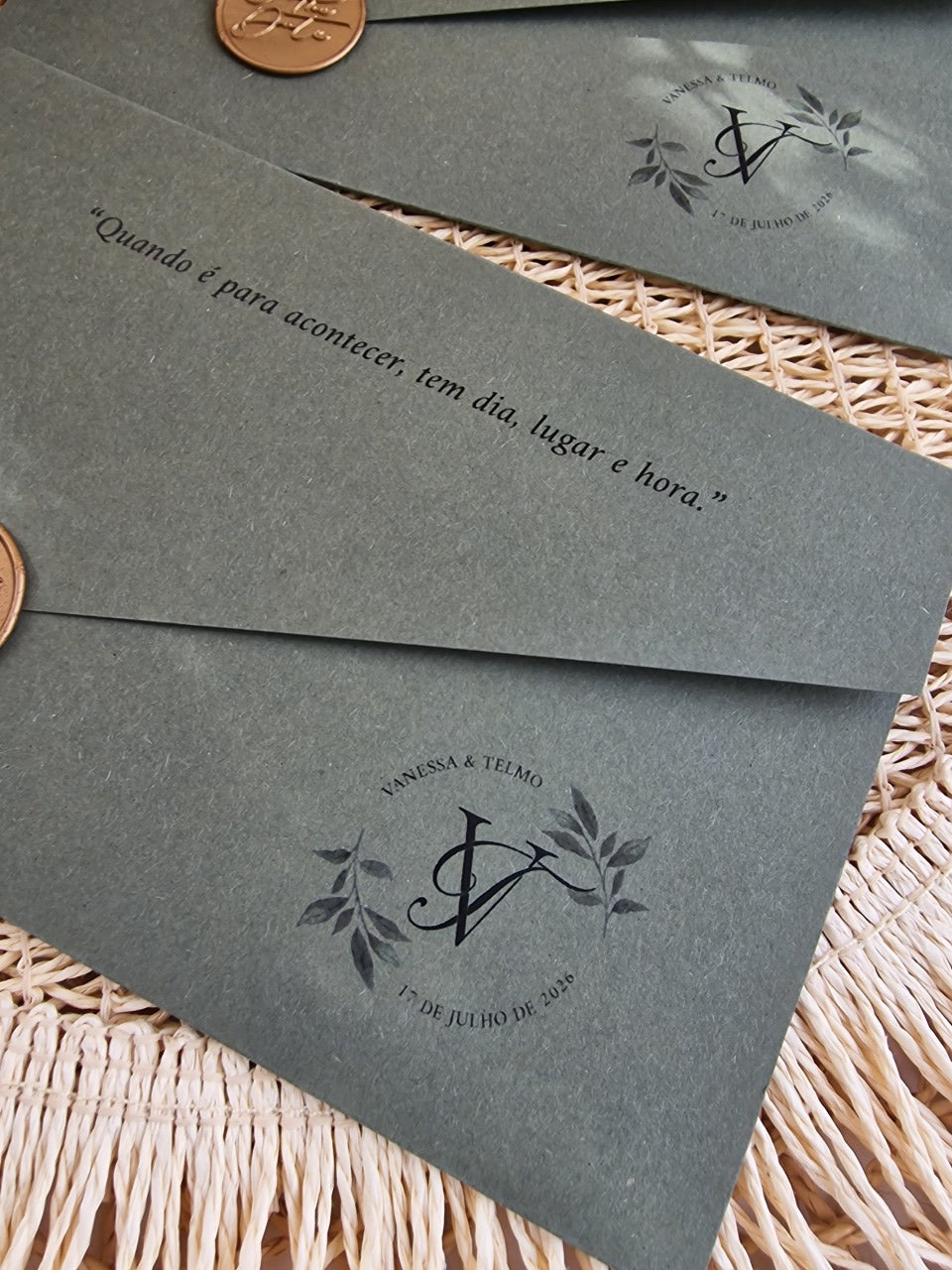 Convite de casamento Vanessa & Telmo, envelope personalizado verde, lacre dourado, monograma e folhagem verde natureza