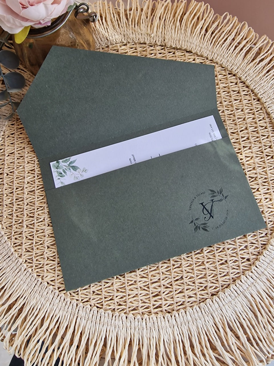 Convite de casamento Vanessa & Telmo, envelope personalizado verde, lacre dourado, monograma e folhagem verde natureza