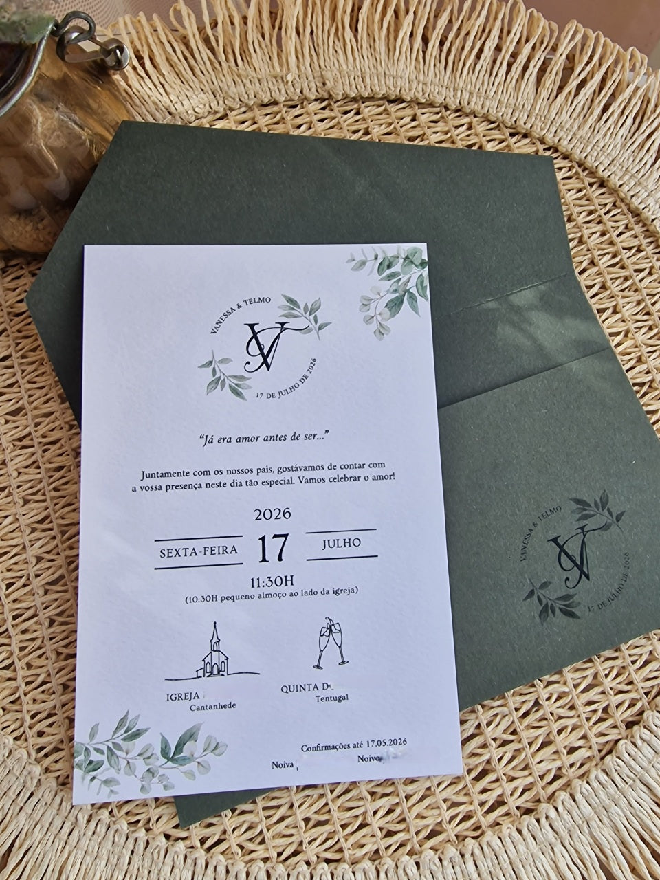 Convite de casamento Vanessa & Telmo, envelope personalizado verde, lacre dourado, monograma e folhagem verde natureza