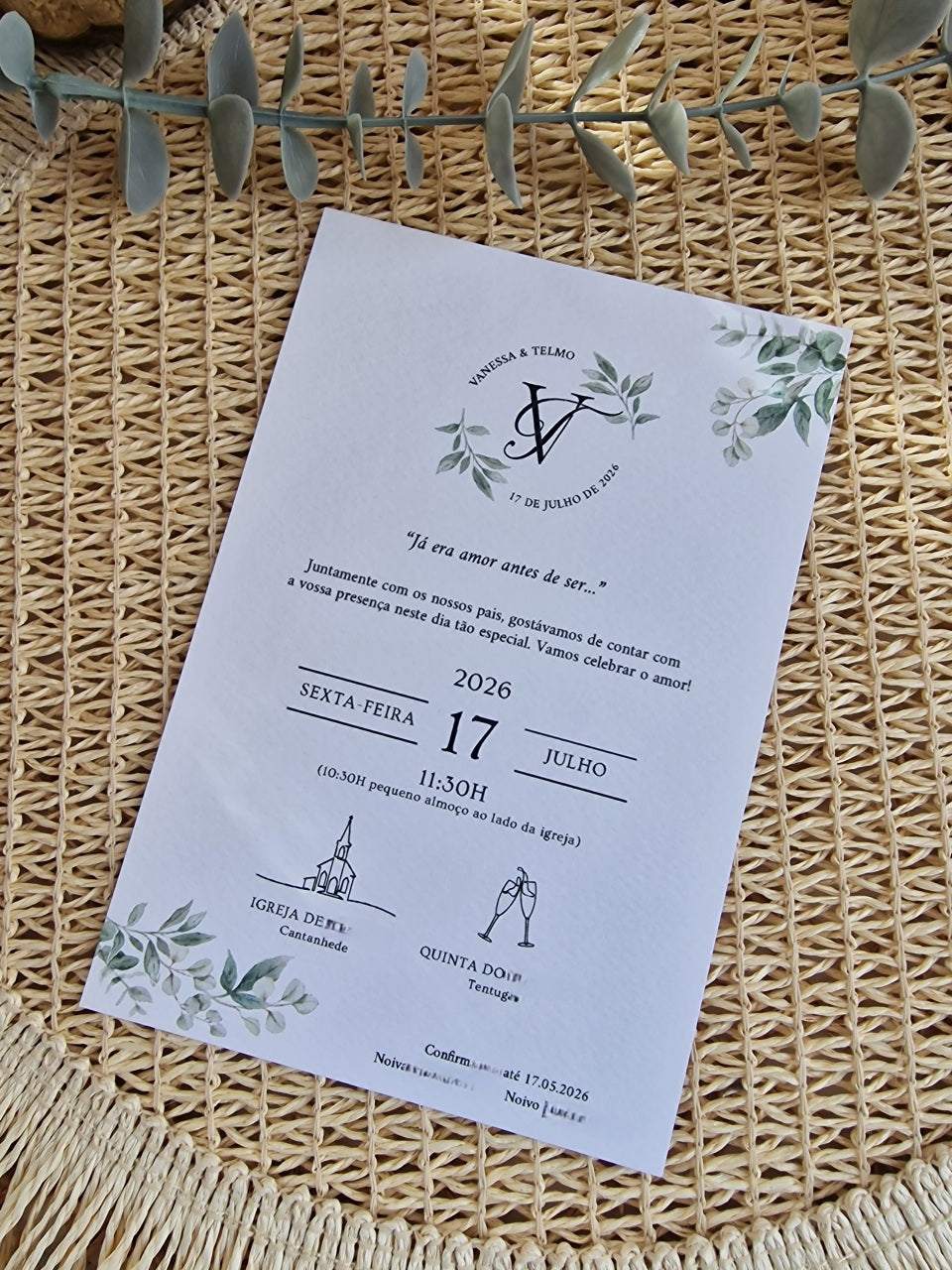 Convite de casamento Vanessa & Telmo, envelope personalizado verde, lacre dourado, monograma e folhagem verde natureza