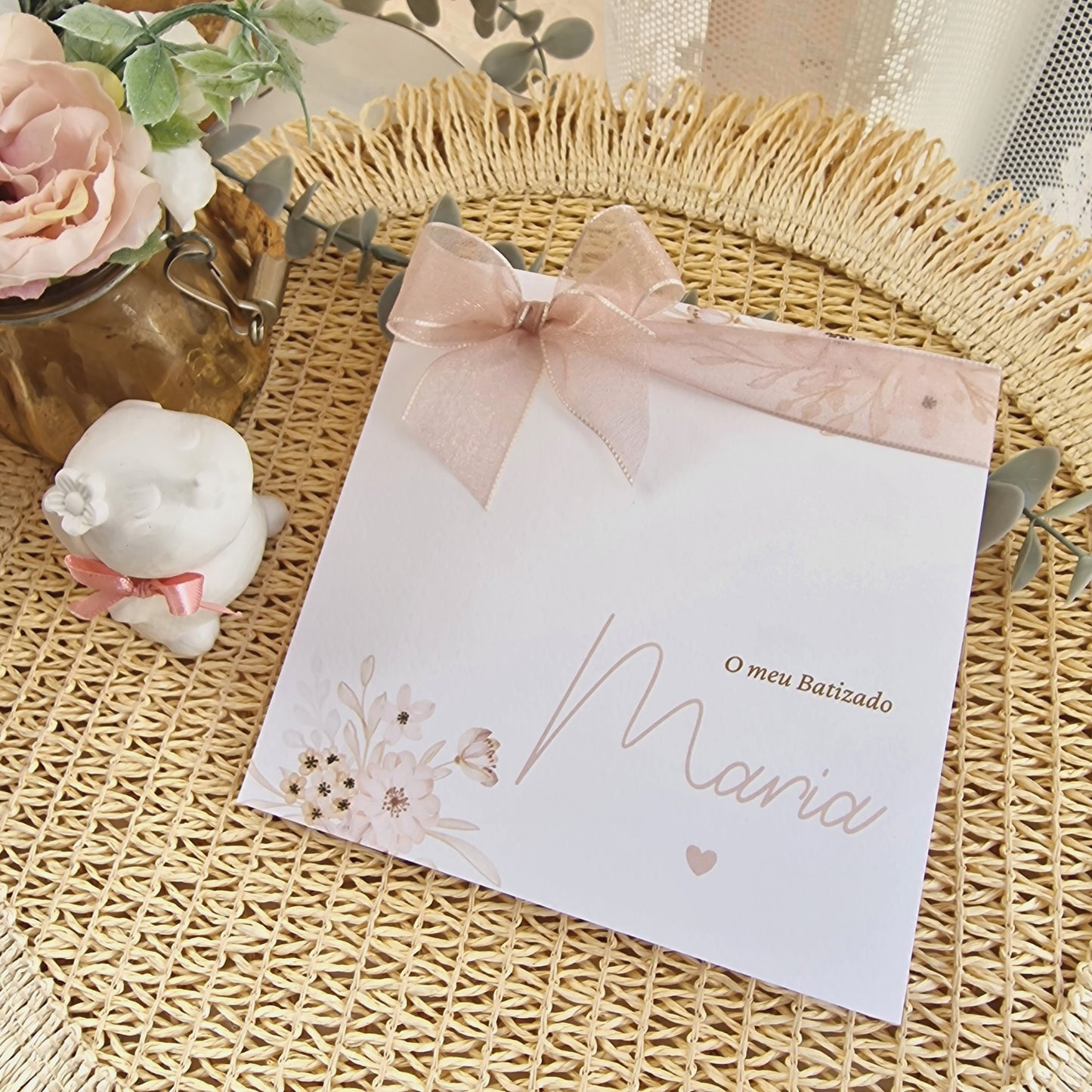 Convite de Batizado quadrado "Simplesmente Maria", com floral delicado branco, pérola e rosa nude