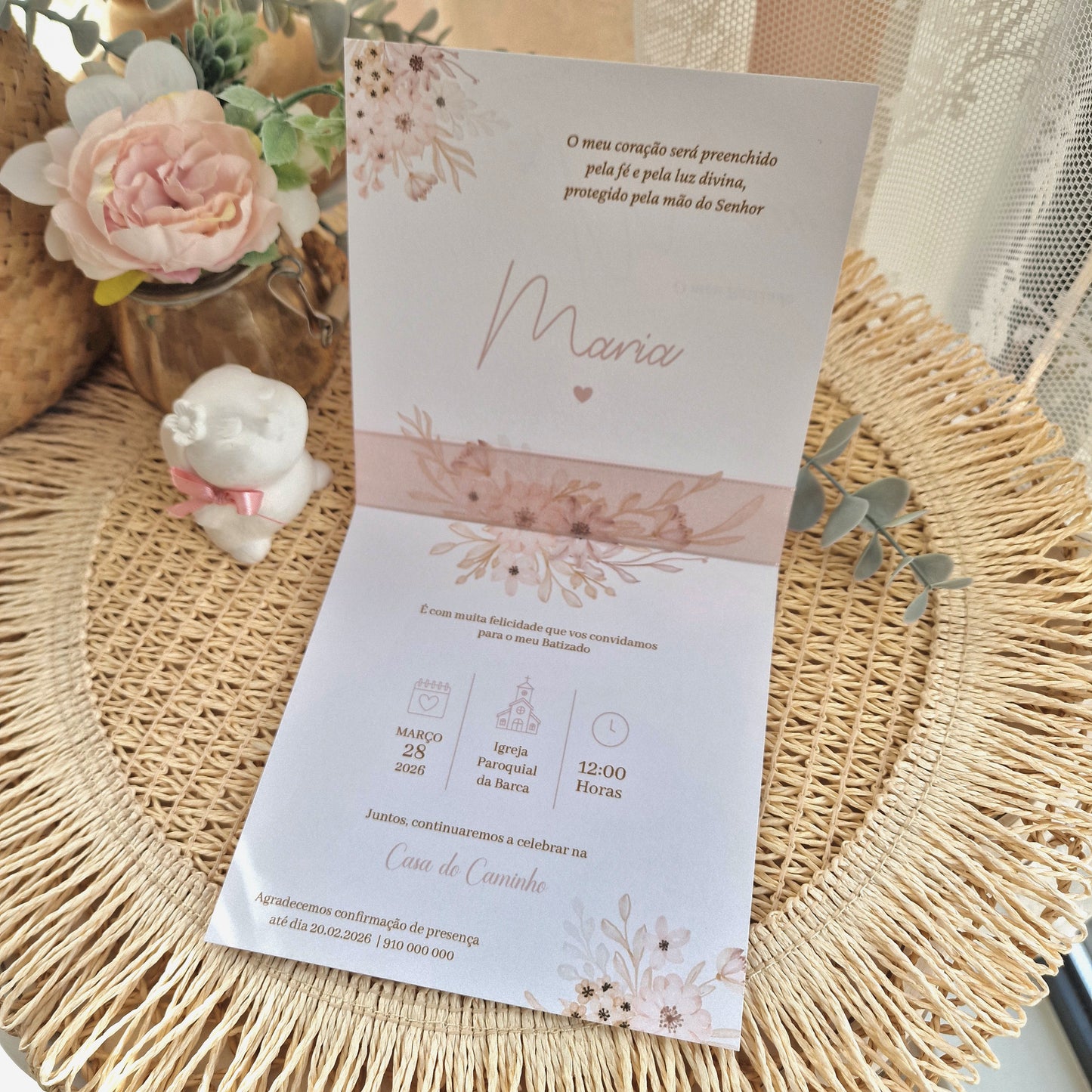 Convite de Batizado quadrado "Simplesmente Maria", com floral delicado branco, pérola e rosa nude