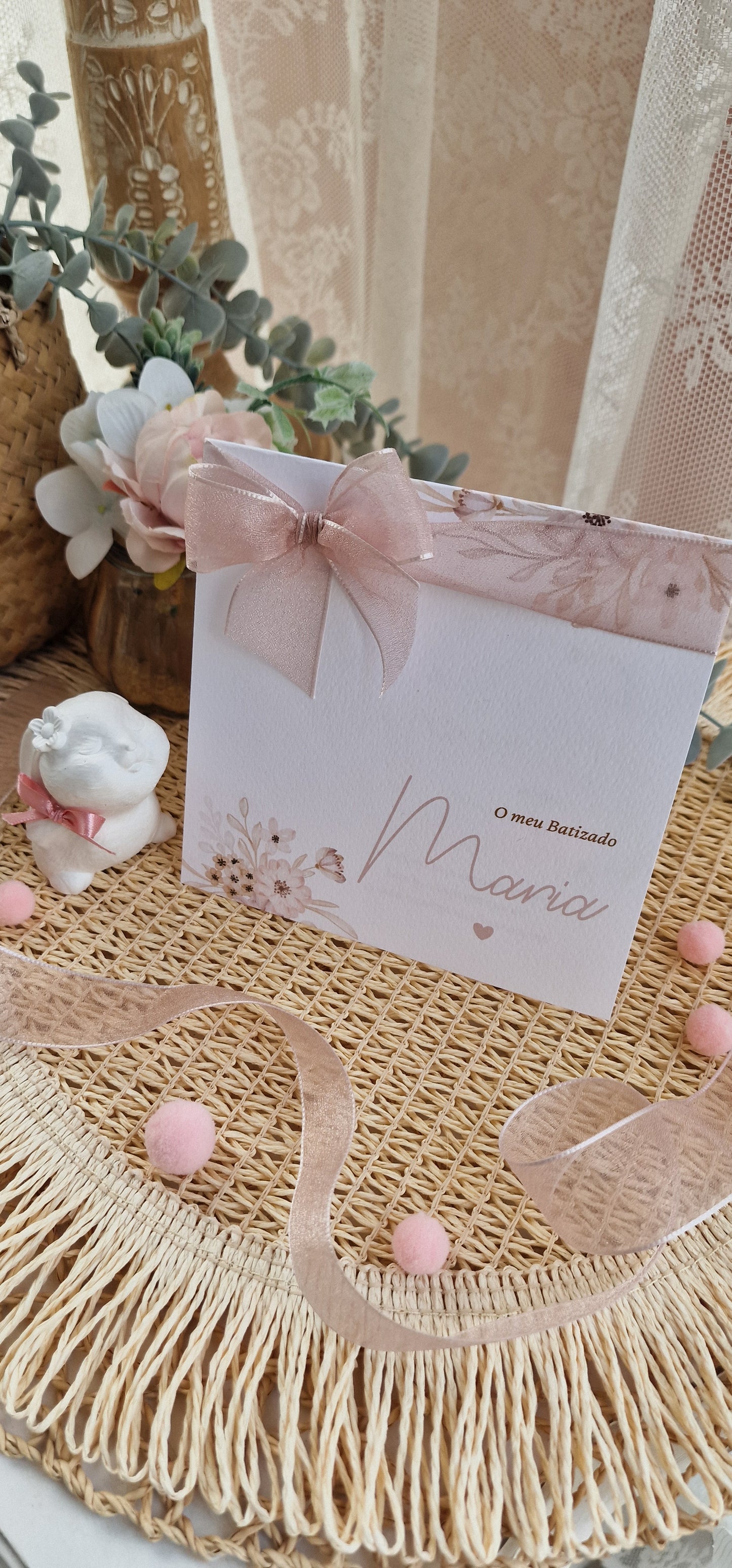 Convite de Batizado quadrado "Simplesmente Maria", com floral delicado branco, pérola e rosa nude