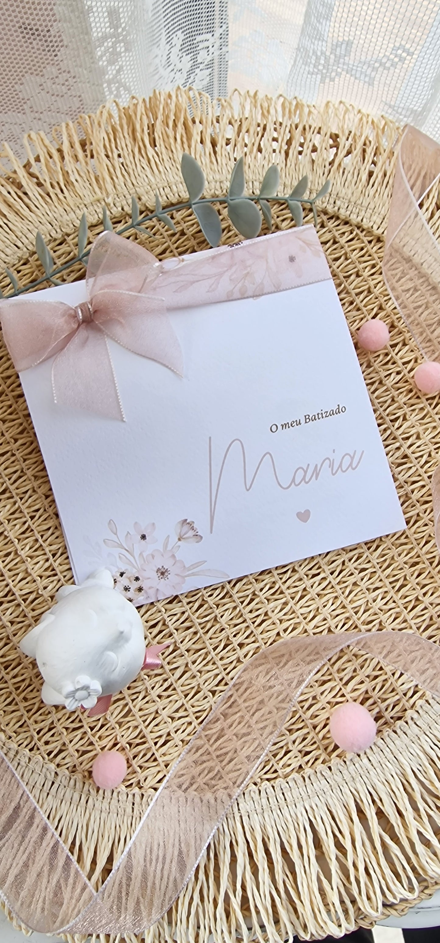 Convite de Batizado quadrado "Simplesmente Maria", com floral delicado branco, pérola e rosa nude
